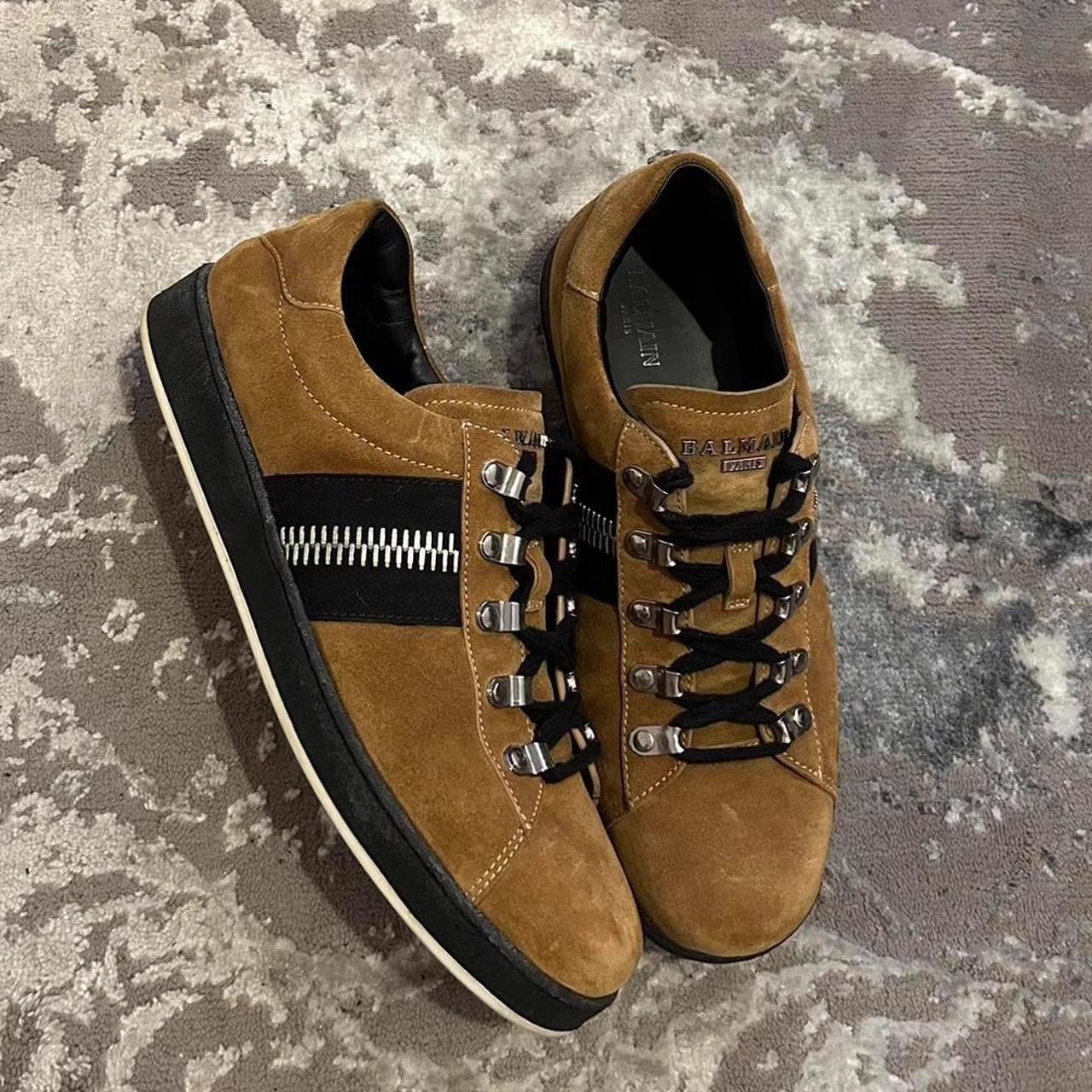 Balmain casual sneakers.