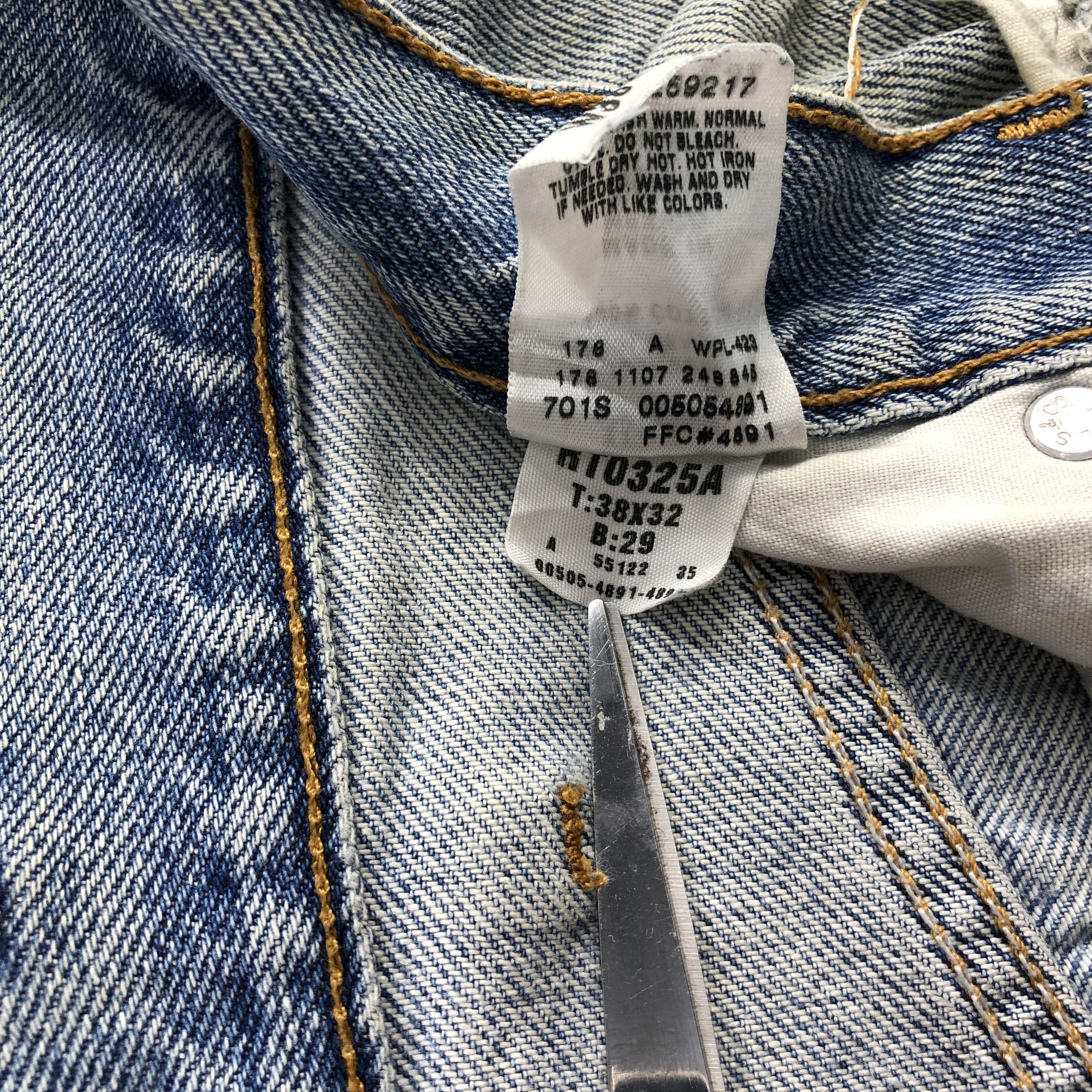 Levi's Vintage Light Wash Levis 505 Jeans-J1490 Size US 39 - 14 Thumbnail