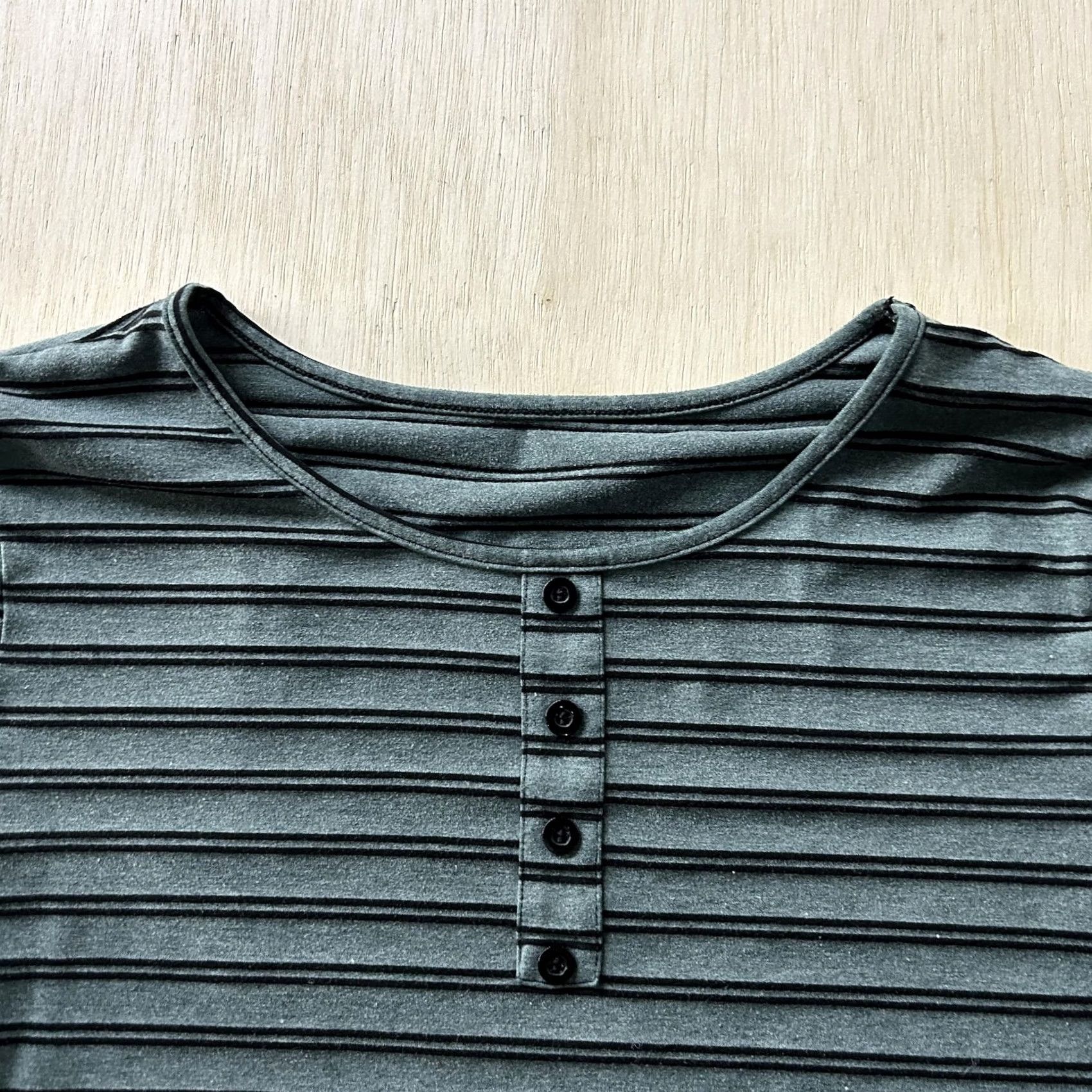 Vintage Y2K Shirt Womens Small Green Stripe Henley Scoop Neck Cropped Short Sleeve Top Size S / US 4 / IT 40 - 3 Thumbnail