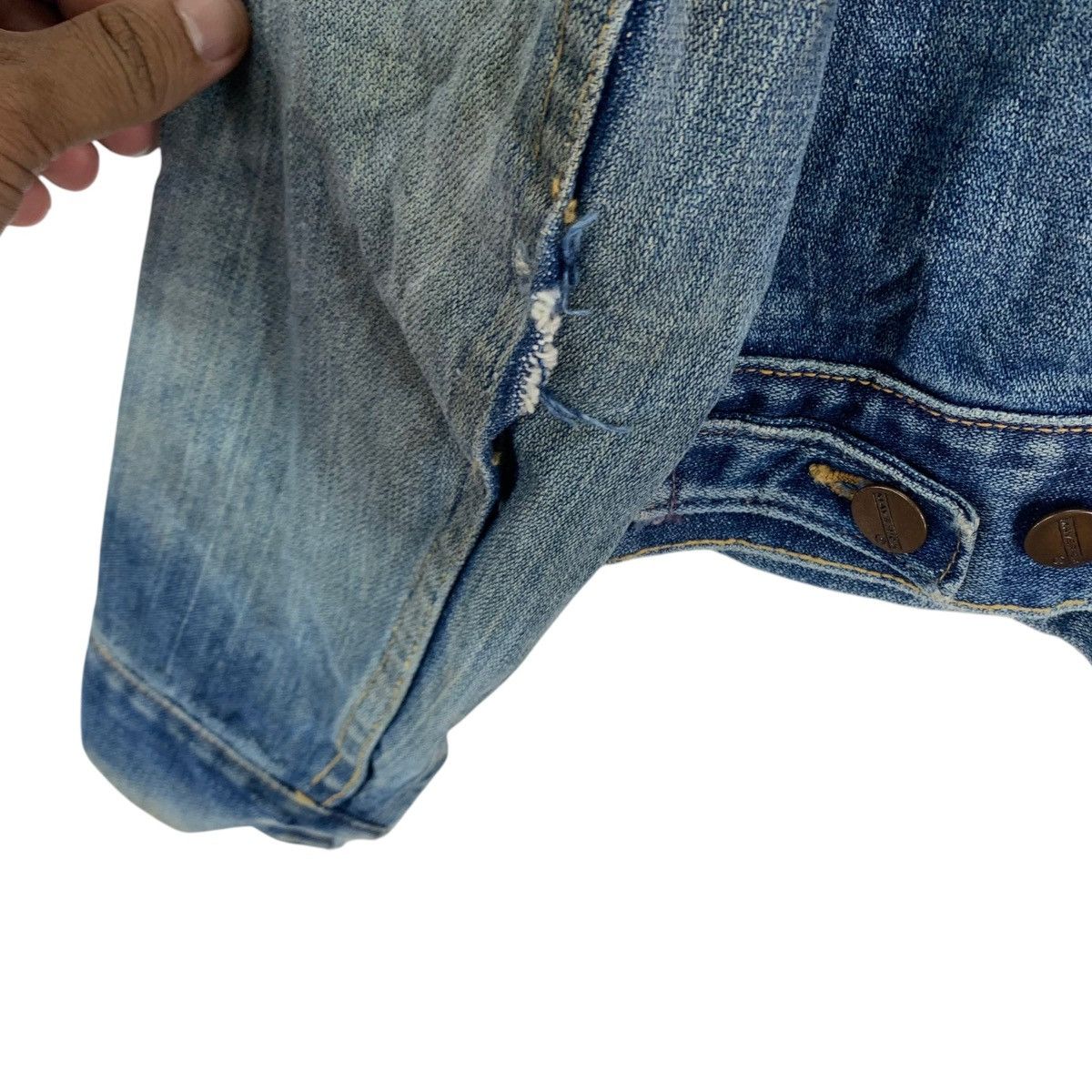 Vintage VINTAGE MAVERICK DISTRESSED DENIM TRUCKER JACKET Size US S / EU 44-46 / 1 - 13 Thumbnail