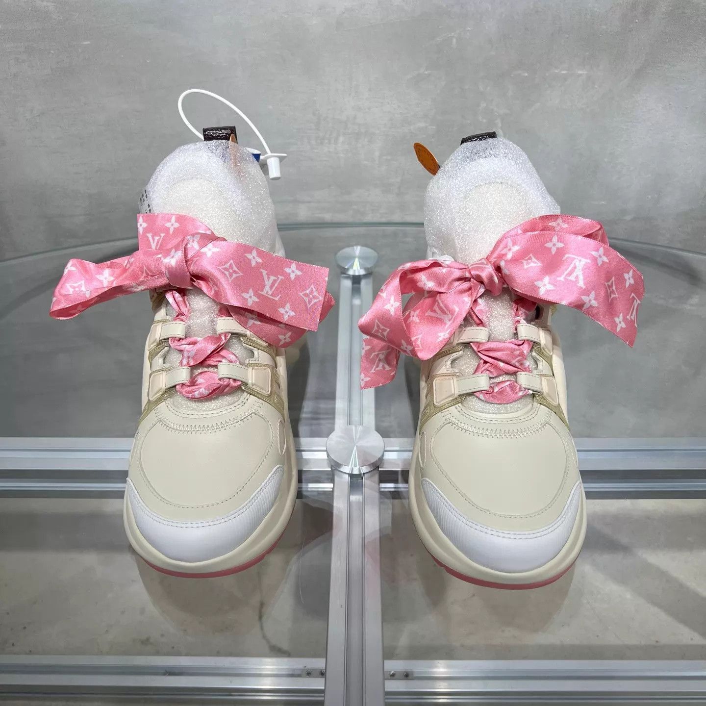 Louis Vuitton LV White Pink Bow Arch China Excl UK2.5 36.5 New Size US 6 / IT 36 - 1 Thumbnail