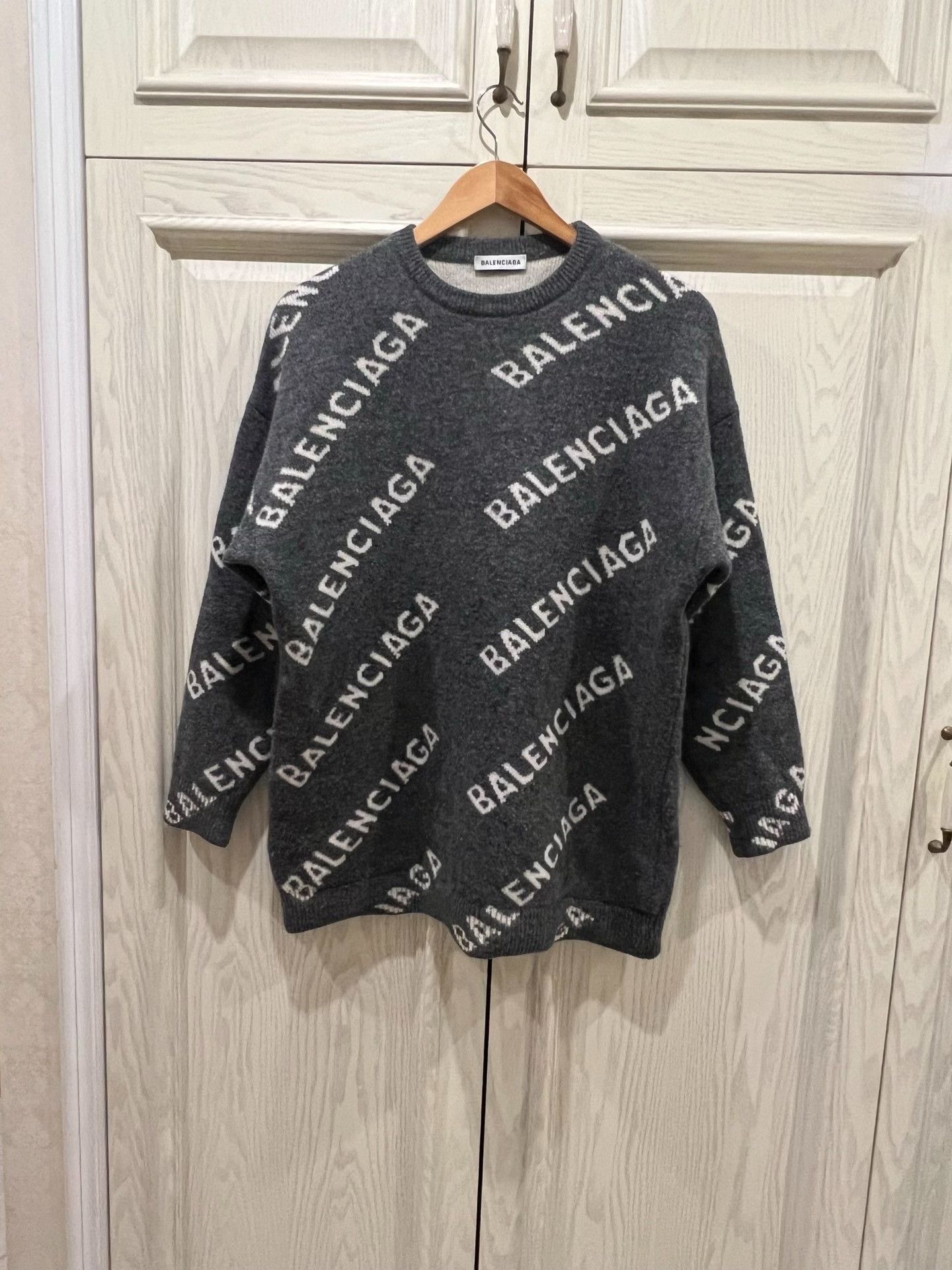 Balenciaga balenciaga gray white logo knit sweater Size US S / EU 44-46 / 1 - 1 Thumbnail