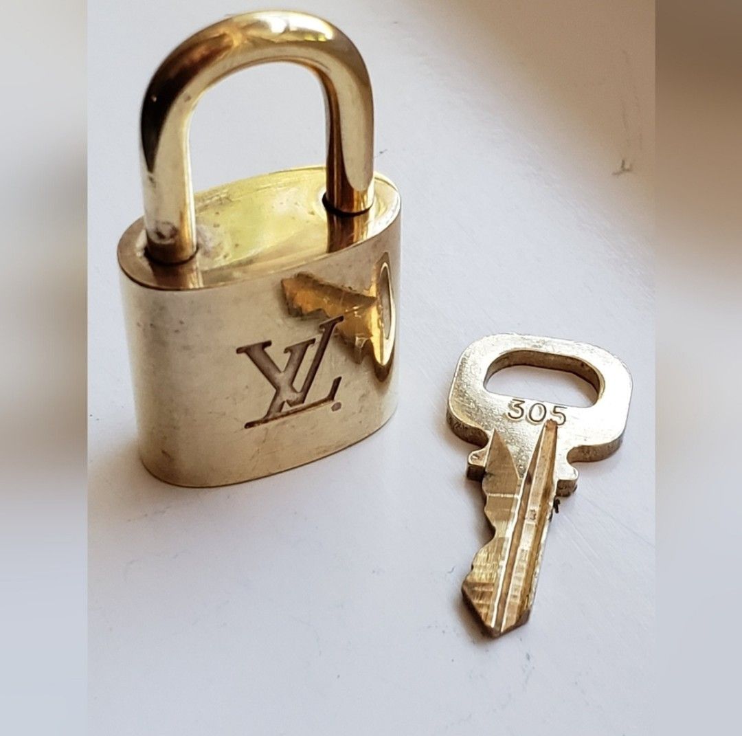 Louis Vuitton Vintage Louis Vuitton padlock, #305 (made before '09) Size ONE SIZE - 4 Thumbnail