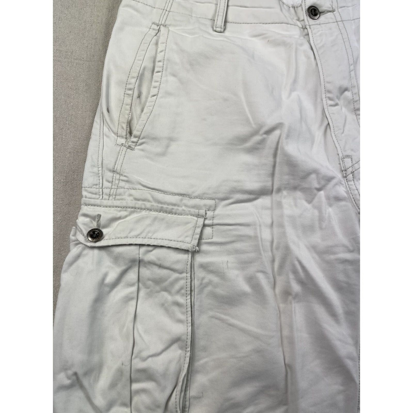 Levi's VINTAGE? No, Levi's Cargo Shorts Mens 34 White 11" Inseam Canvas Cotton Cargo Pocket Casual Workwear Summer 11" Inseam Men’s Regular Mens Size US 34 / EU 50 - 6 Thumbnail