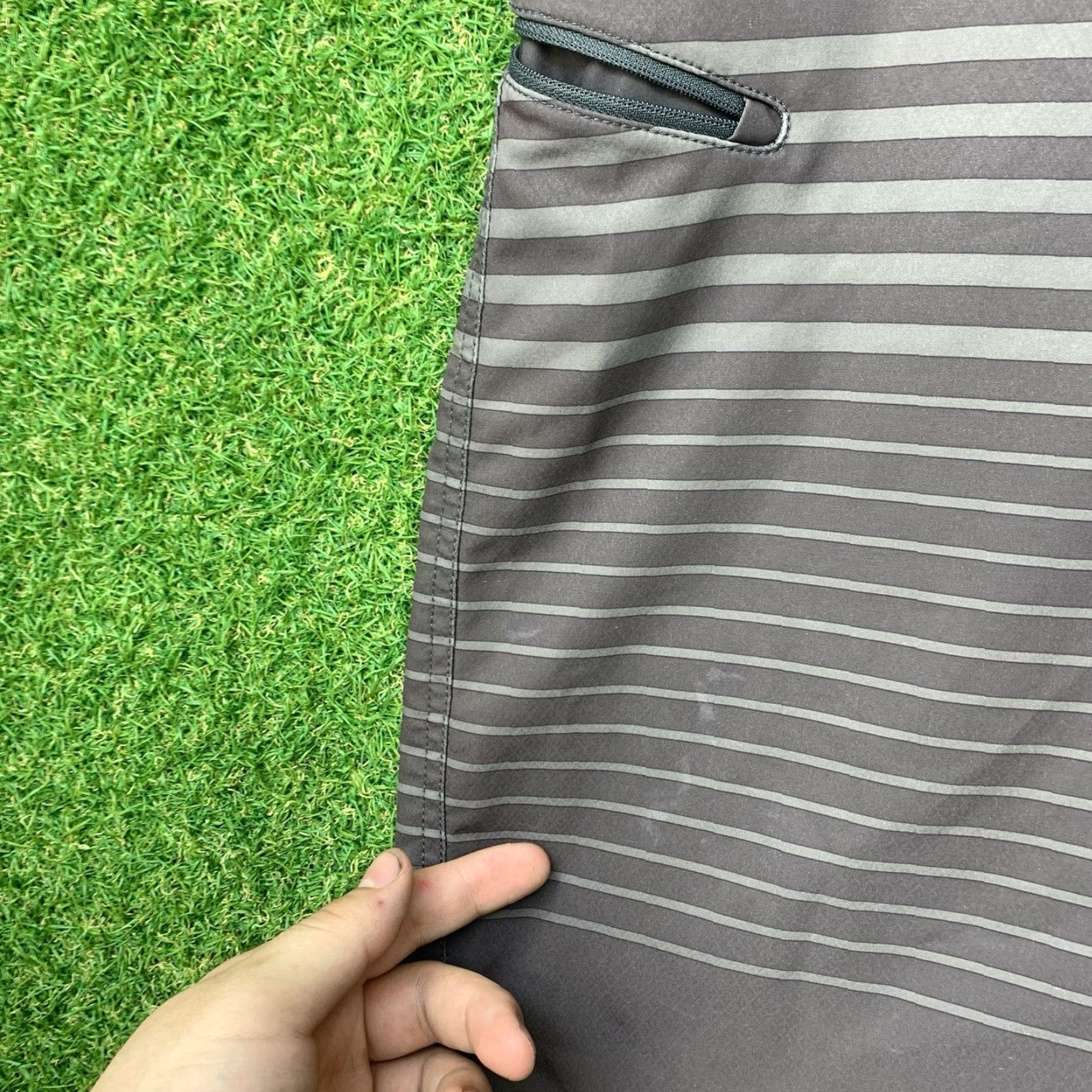 Vineyard Vines Vineyard Vines Performance Shorts Mens L Green AOP Striped Swim Casual Chino Breathable Pockets 9in Inseam Regular Front Button Zipper Logo Belt Loops Size US 33 - 6 Thumbnail