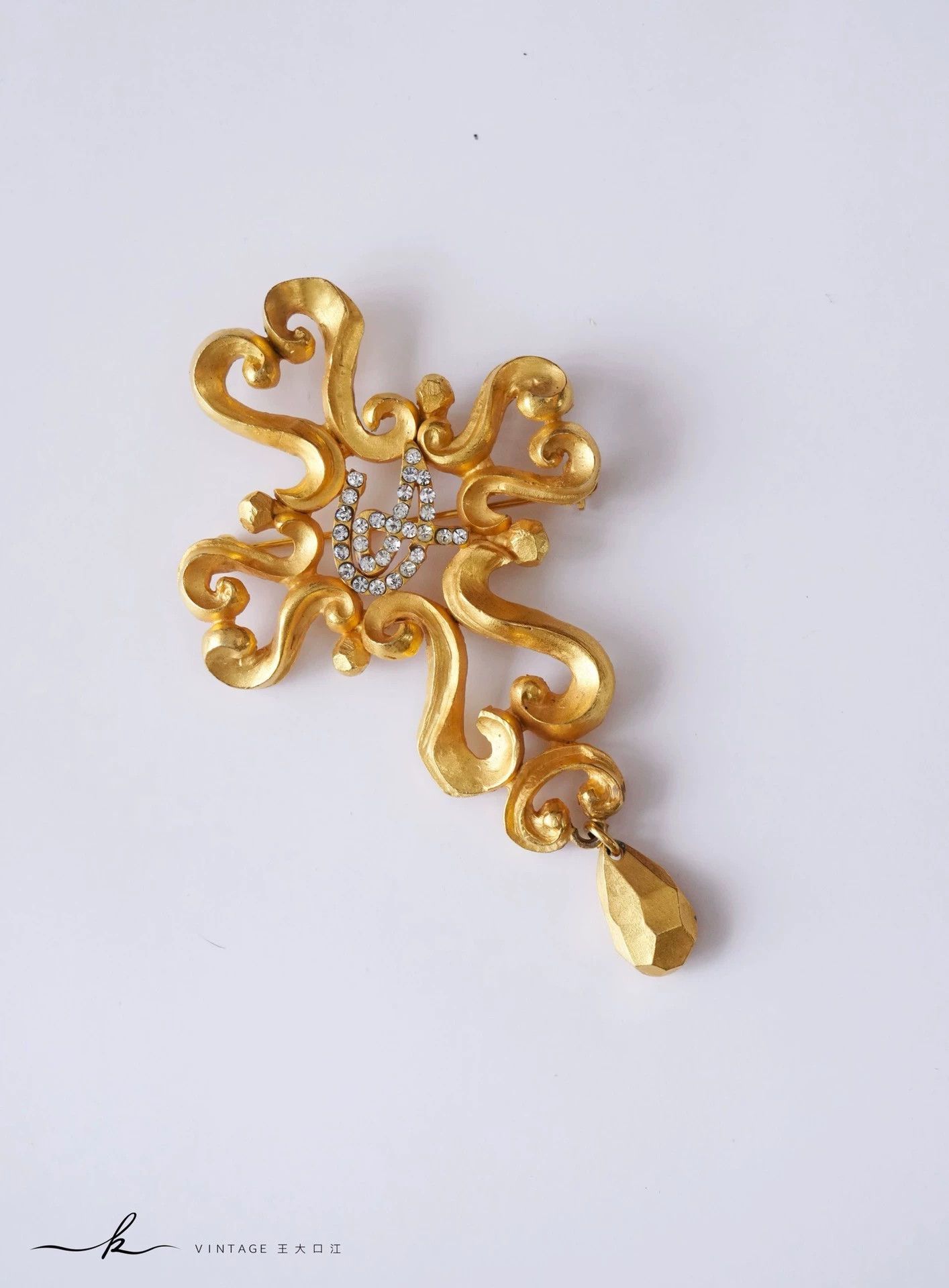 Christian Lacroix Christian Lacroix Heart Cross Matte Gold Pendant Brooch Size ONE SIZE - 2 Thumbnail