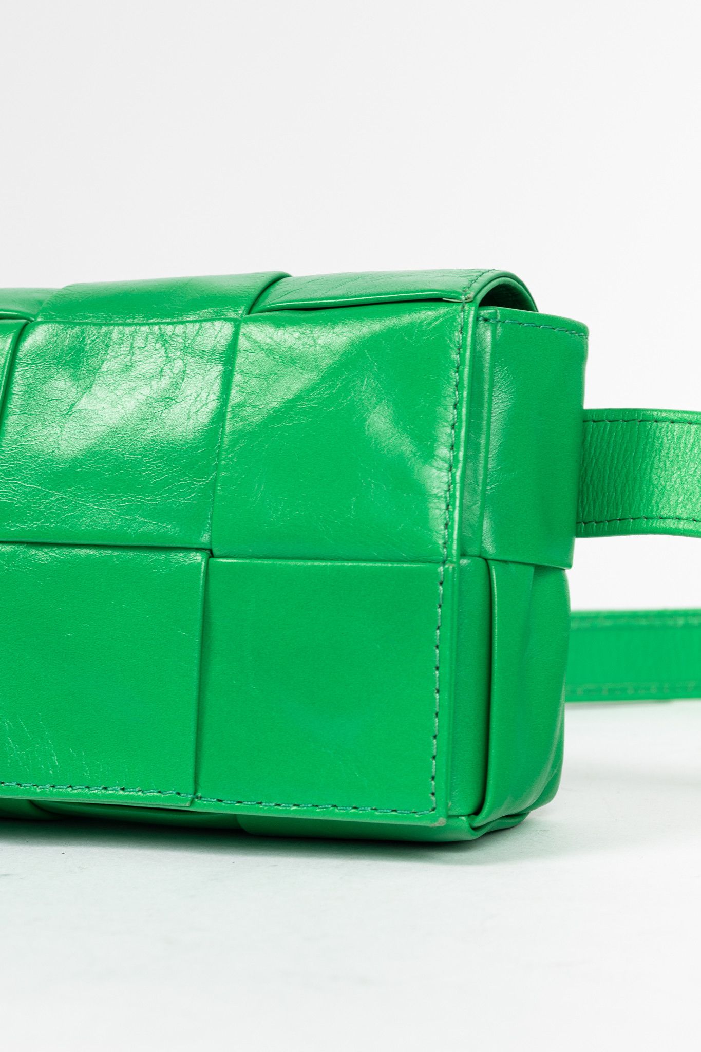 Bottega Veneta Bottega Veneta Cassette Mini Green Intreccio-Woven Belt Bag Size ONE SIZE - 7 Thumbnail