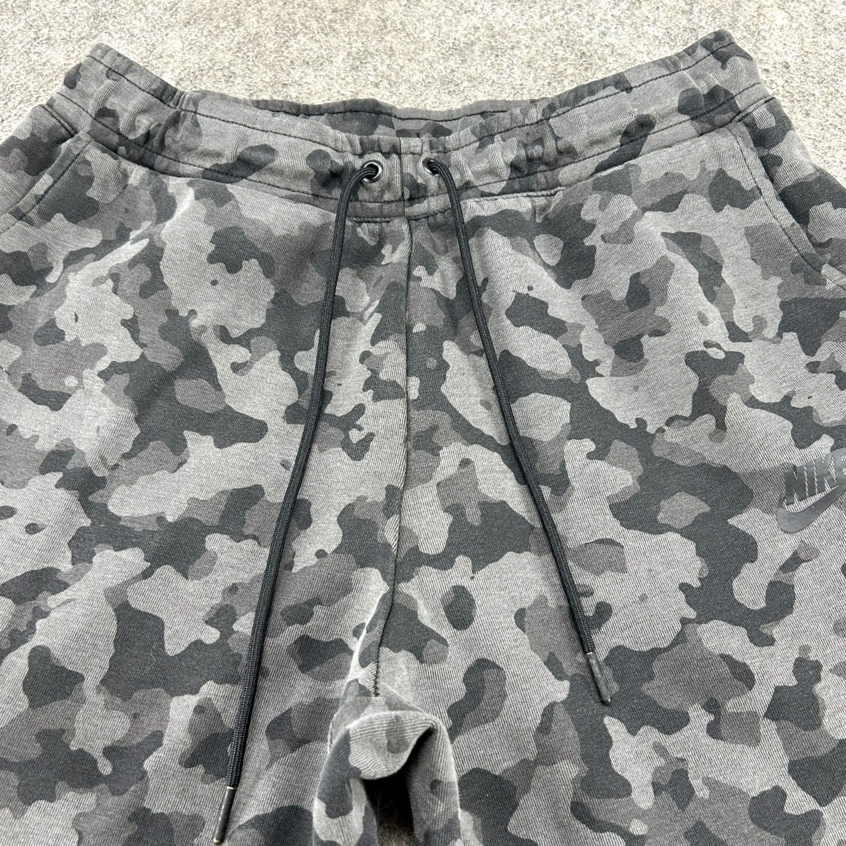 Nike Nike Tech Fleece Pants Mens M Grey Black Camo Jogger Sweat Drawstring Elastic Waist Tapered Inseam 27in Size US 31 - 2 Thumbnail