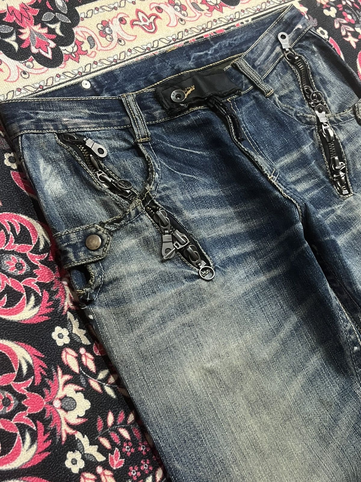 semanticdesign Vintage Semantic Design Chain Zipper Distressed Flare Jeans Size US 32 / EU 48 - 6 Thumbnail
