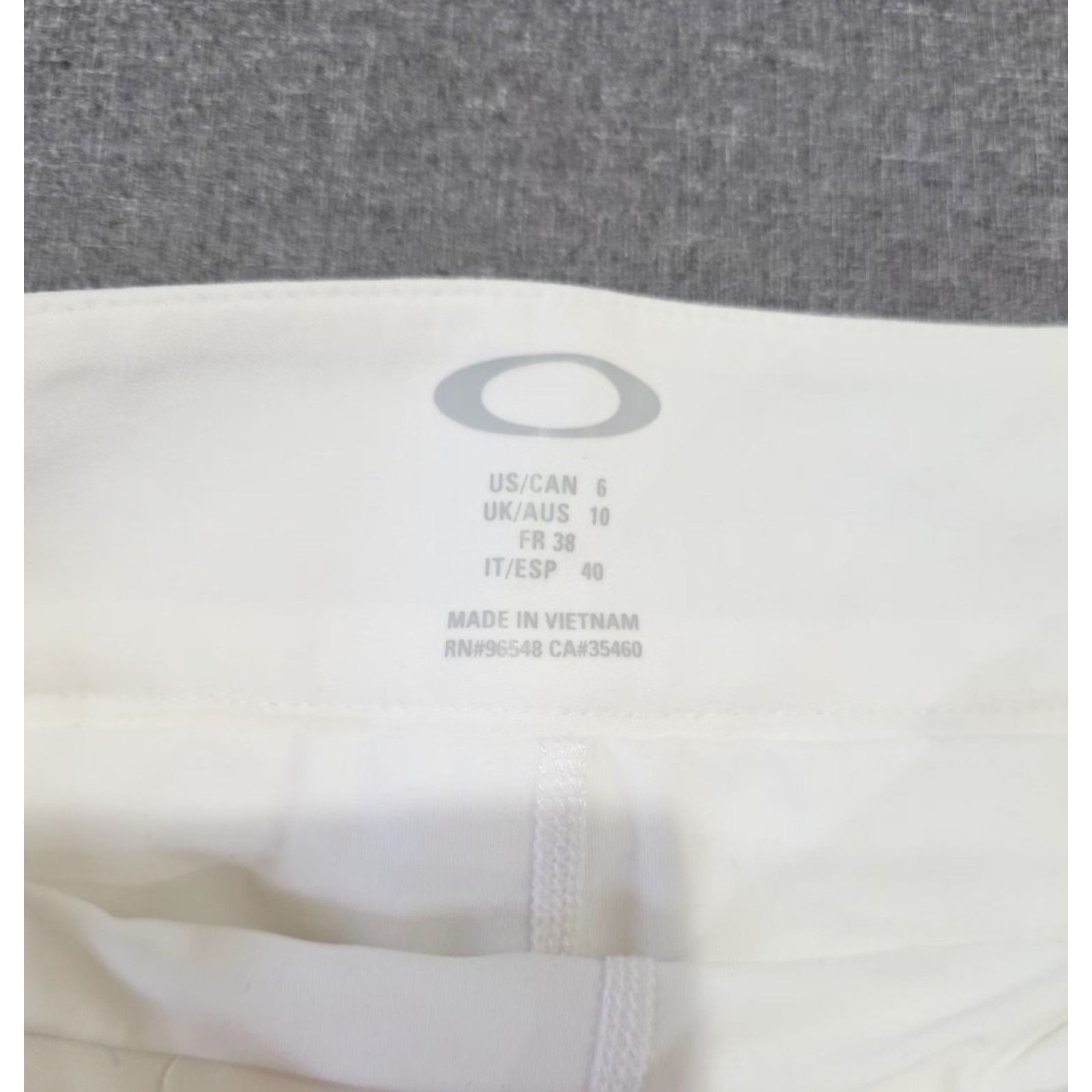 Oakley New Oakley Women’s white Skort Palm Golf Skort Size 6 $65 Size 28" / US 6 / IT 42 - 5 Thumbnail
