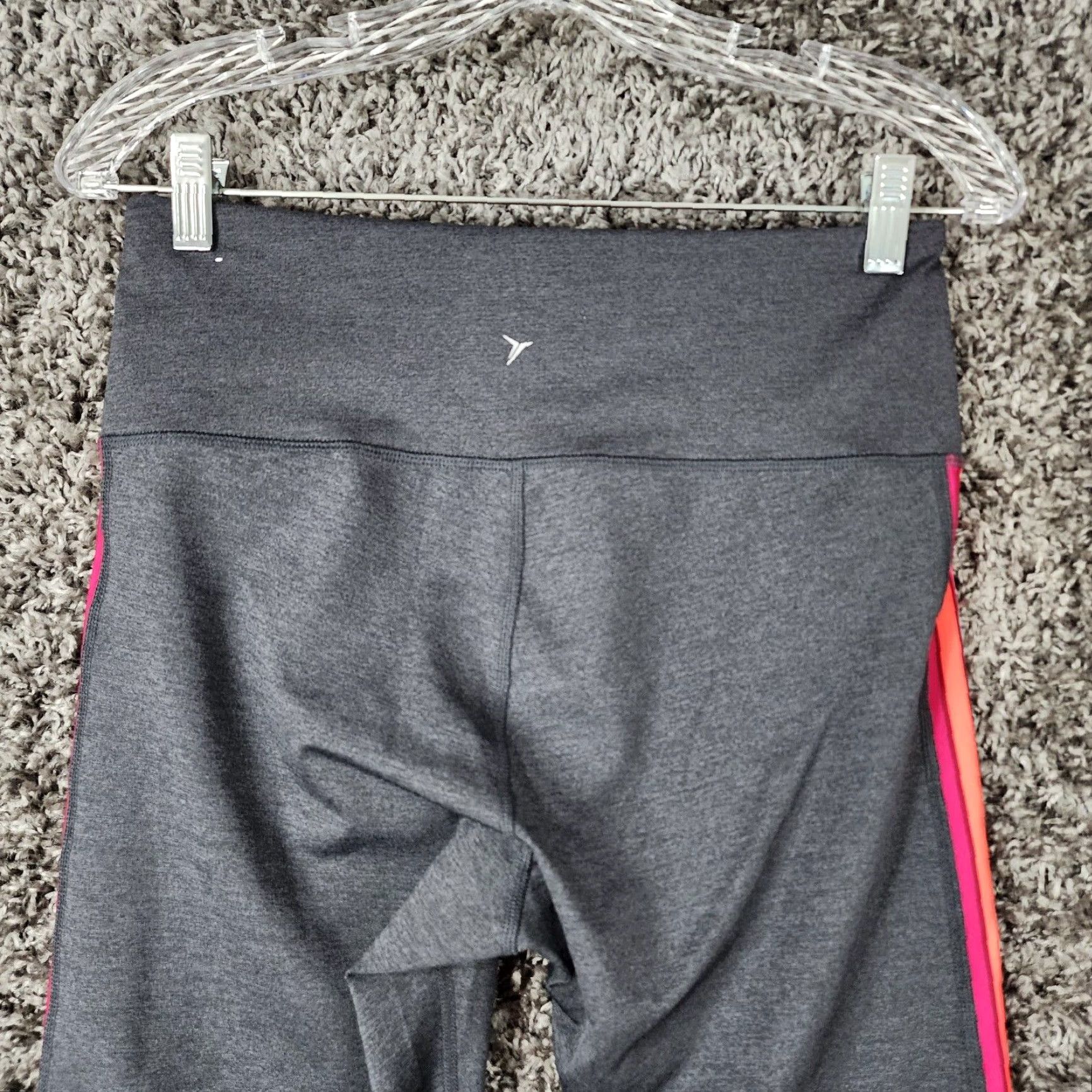 Old Navy VINTAGE? Wait it's not vintage. No. Old Navy Active Women Gray Go Dry Fitted Capri Leggings L Women Capri Go Dry Leggings Size L Gray Size 36" / US 14 / IT 50 - 5 Thumbnail