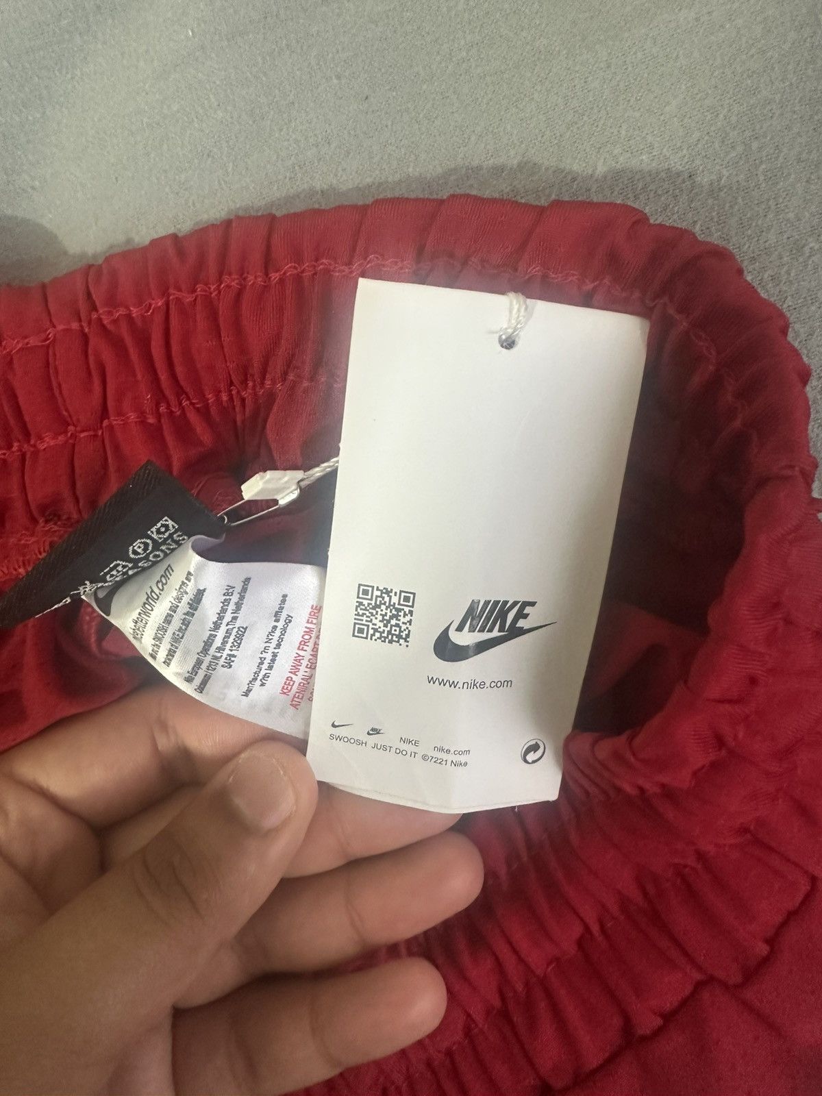 Nike Nike red shorts brand new Size US 34 / EU 50 - 6 Thumbnail