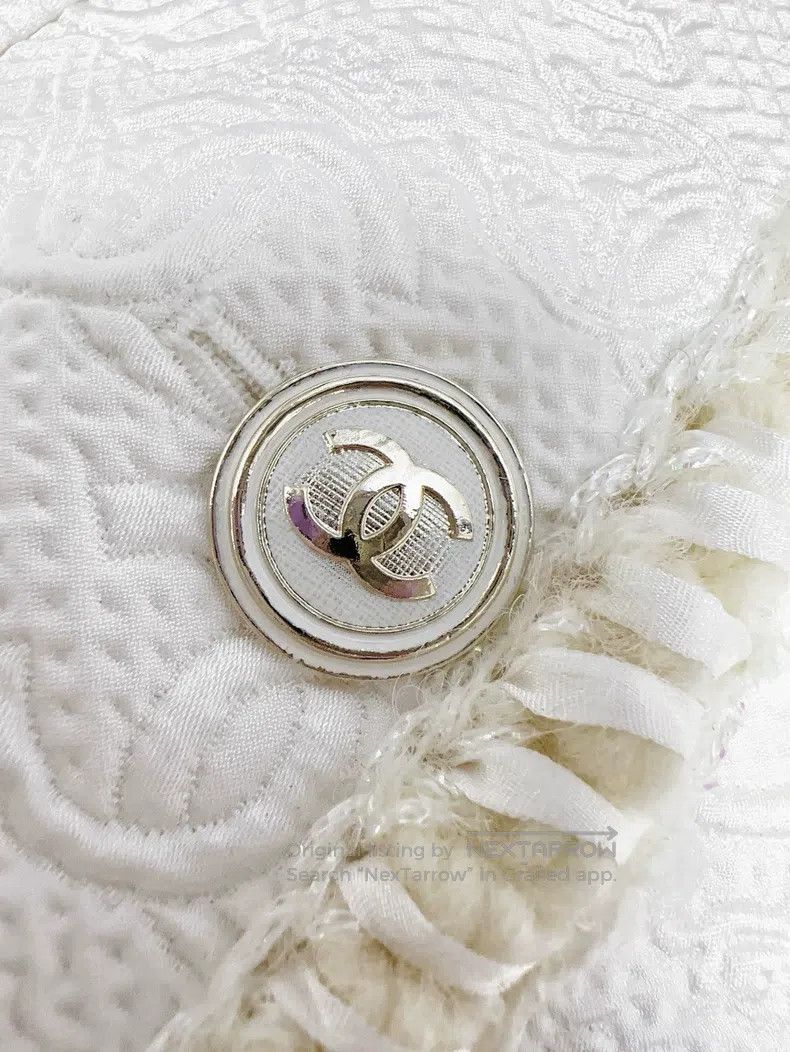 Chanel Chanel 21A Castle Series White Moonlight Relief Logo Four- Size XS / US 0-2 / IT 36-38 - 3 Thumbnail