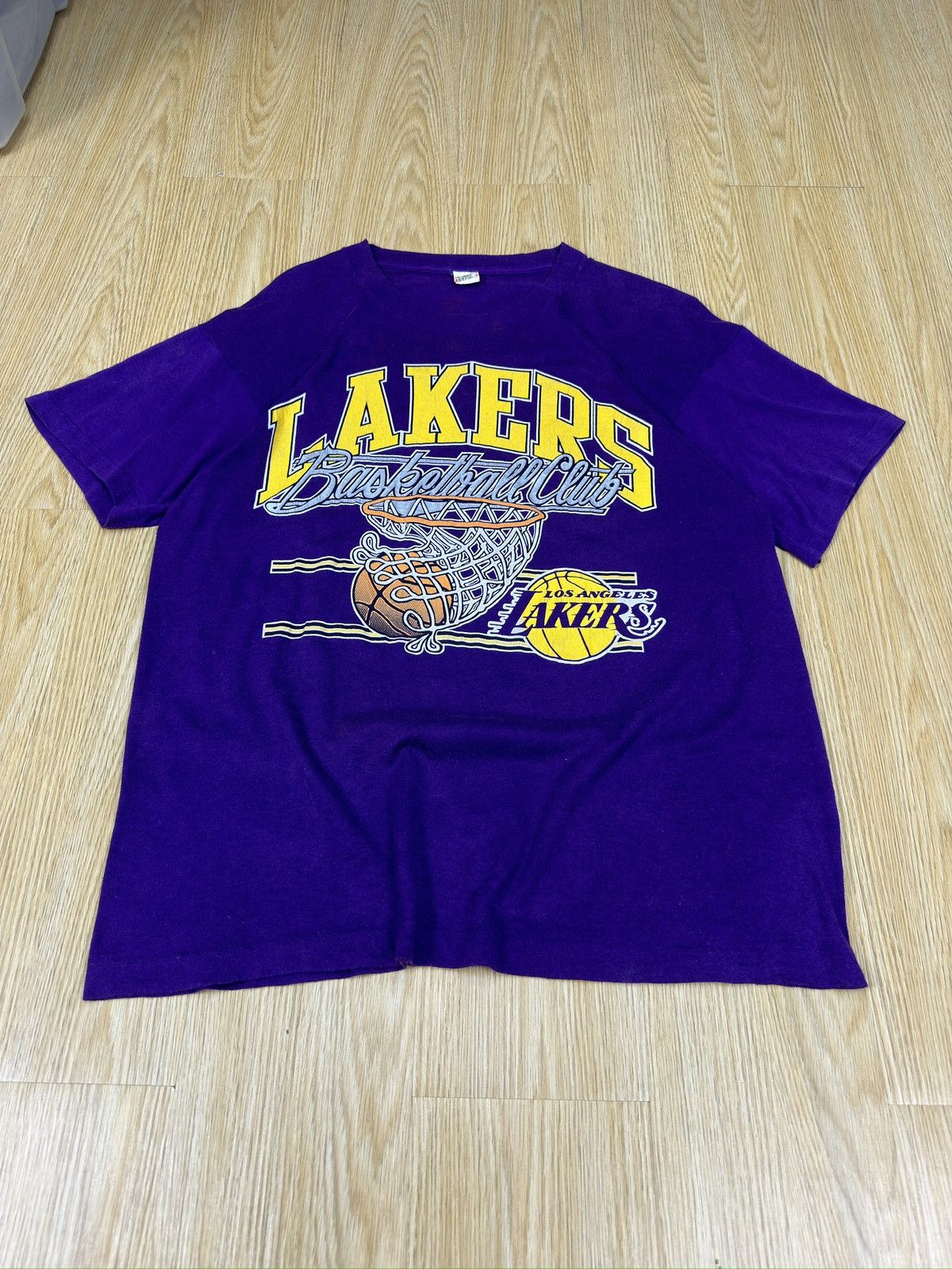 Vintage Vintage 80s NBA LA Lakers Screen Stars TShirt A894 Size US XL / EU 56 / 4 - 1 Thumbnail