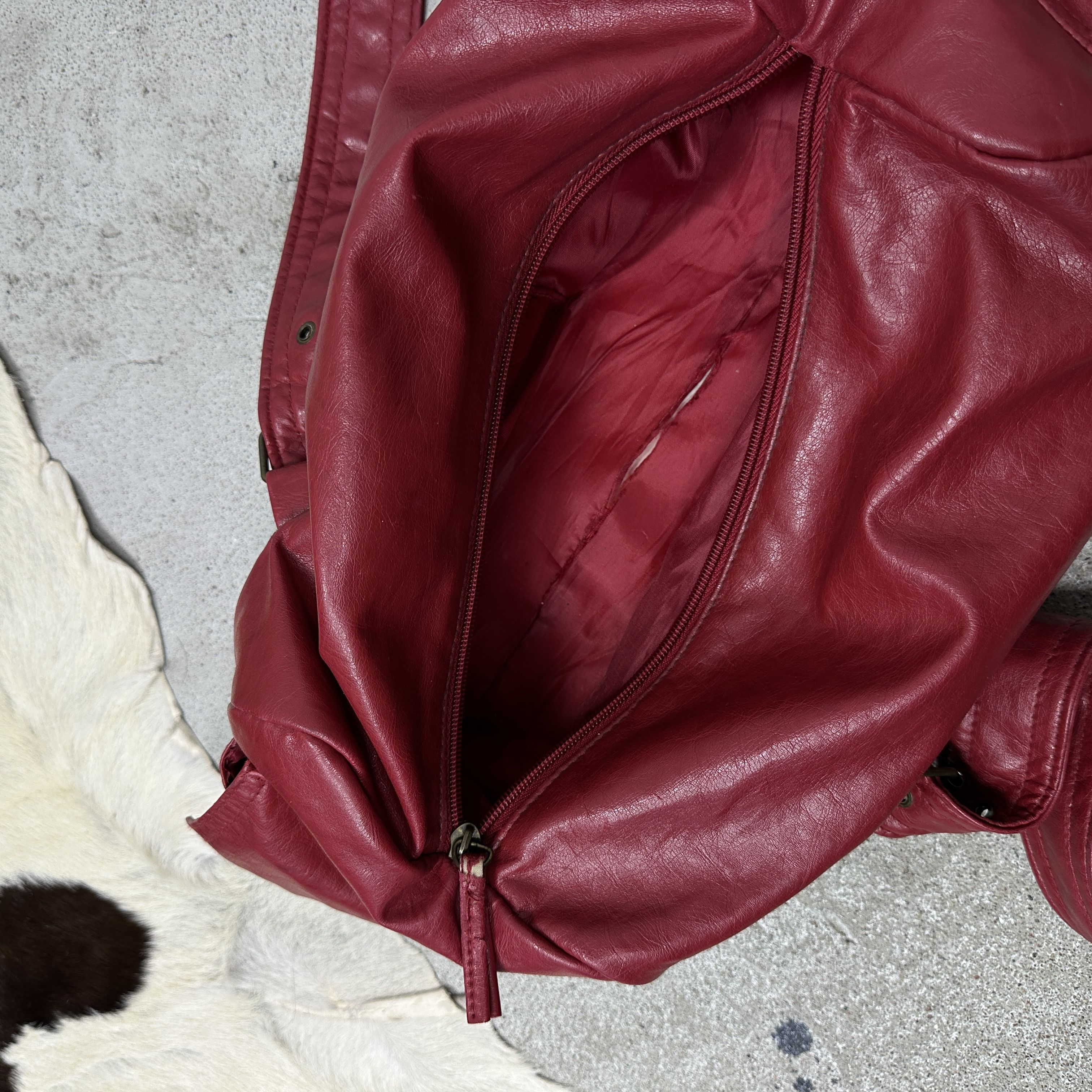 Vintage Vintage Avant Garde Buckled Cherry Red Bag Y2K Size ONE SIZE - 8 Thumbnail