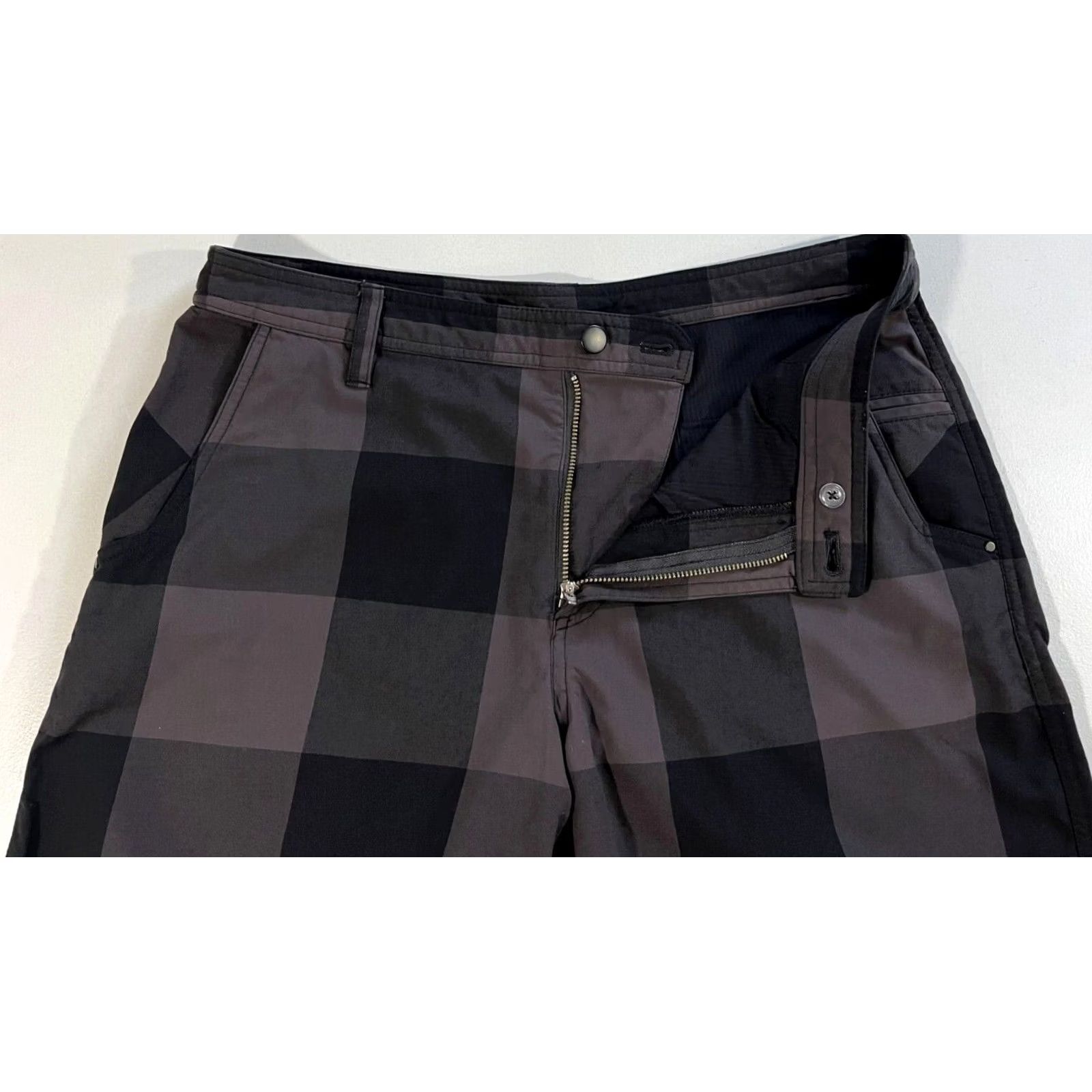 Lululemon Lululemon Kahuna Plaid Shorts Mens 34 Casual Chino 10" Inseam Black Gray Size US 34 / EU 50 - 5 Thumbnail