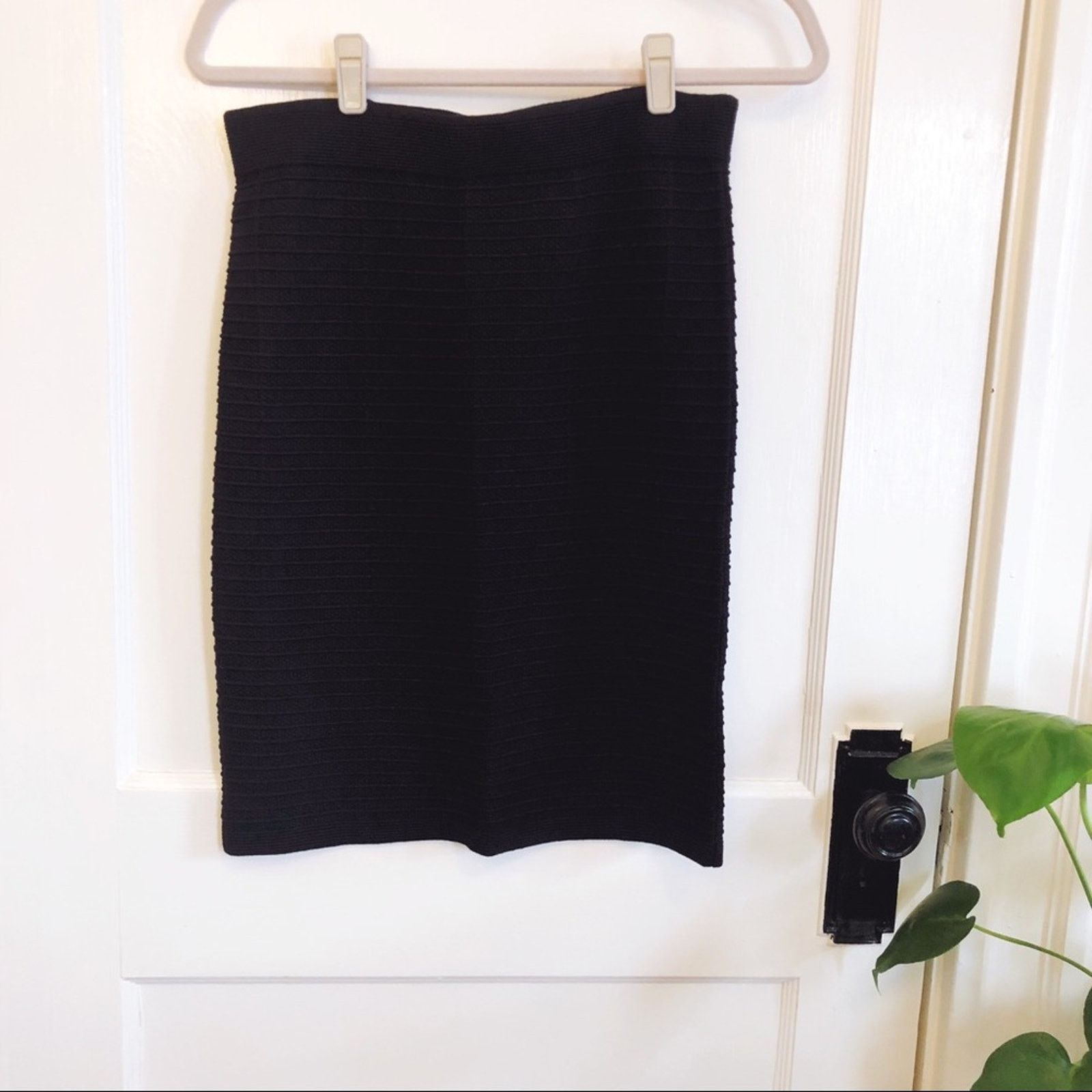 Loft LOFT Black Ribbed Stretch Pencil Skirt Size 29" - 1 Thumbnail