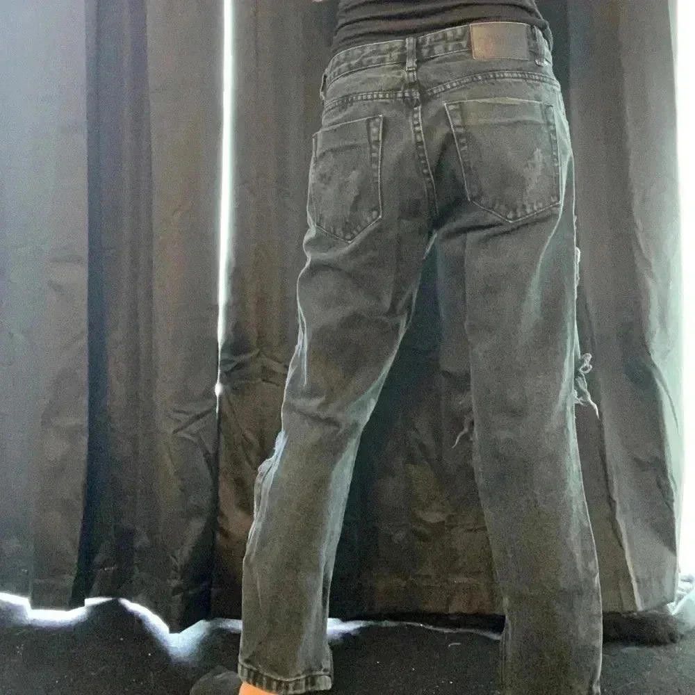 Designer Stylish Distressed Black Jeans with Zipper Detail Size 27" / US 4 / IT 40 - 4 Thumbnail