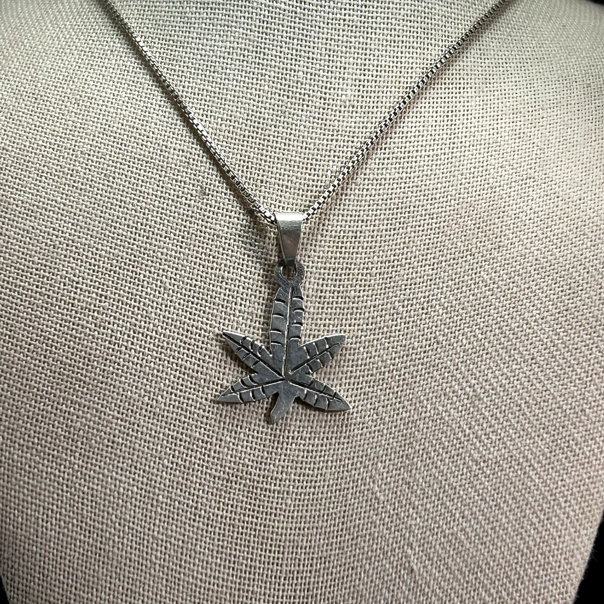 Vintage Vintage Sterling silver 925 Hemp Leaf Pendant 18" Box Chain Size ONE SIZE - 12 Thumbnail