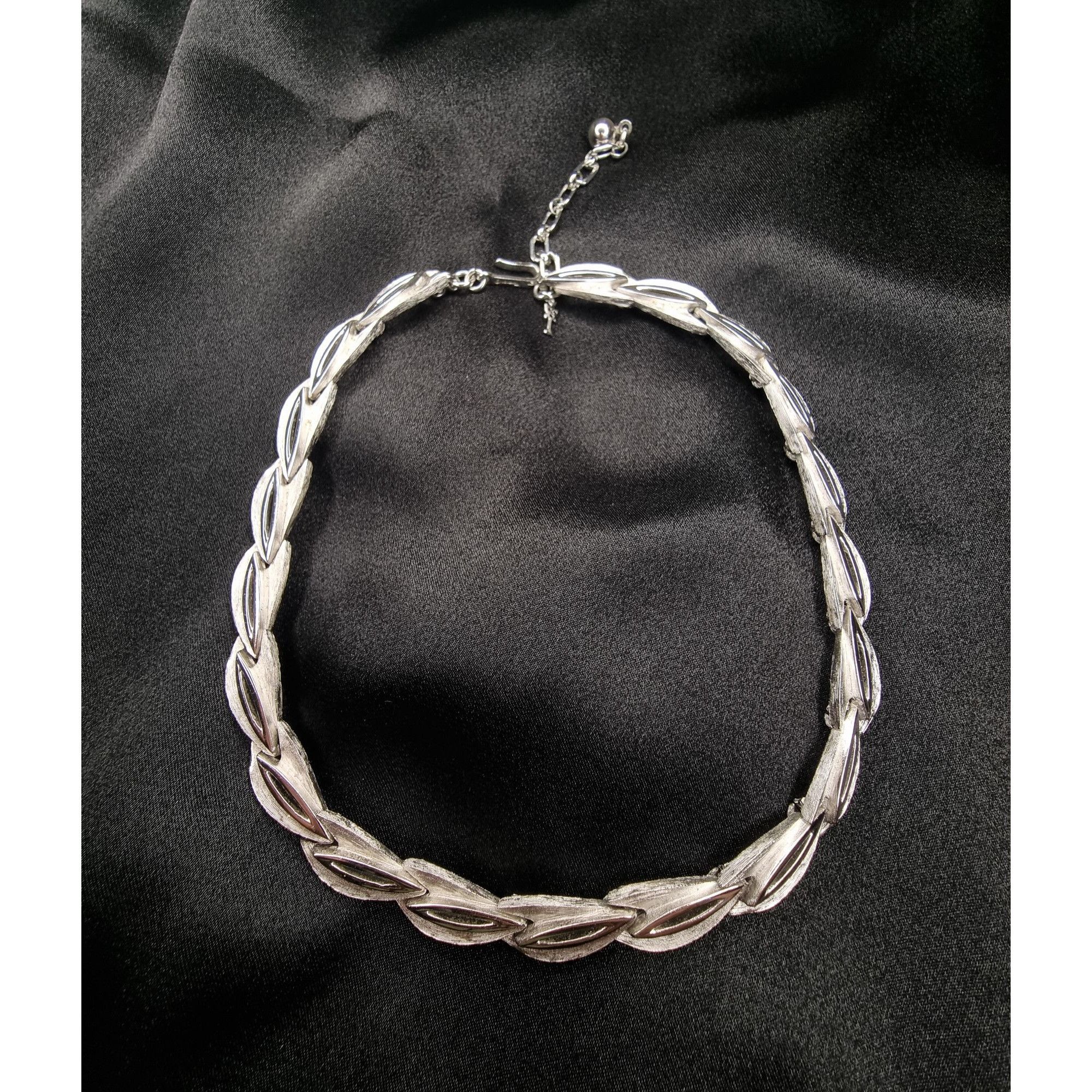 Vintage Vintage TRIFARI 1960s Silver Leaf Motif Necklace Size ONE SIZE - 2 Thumbnail