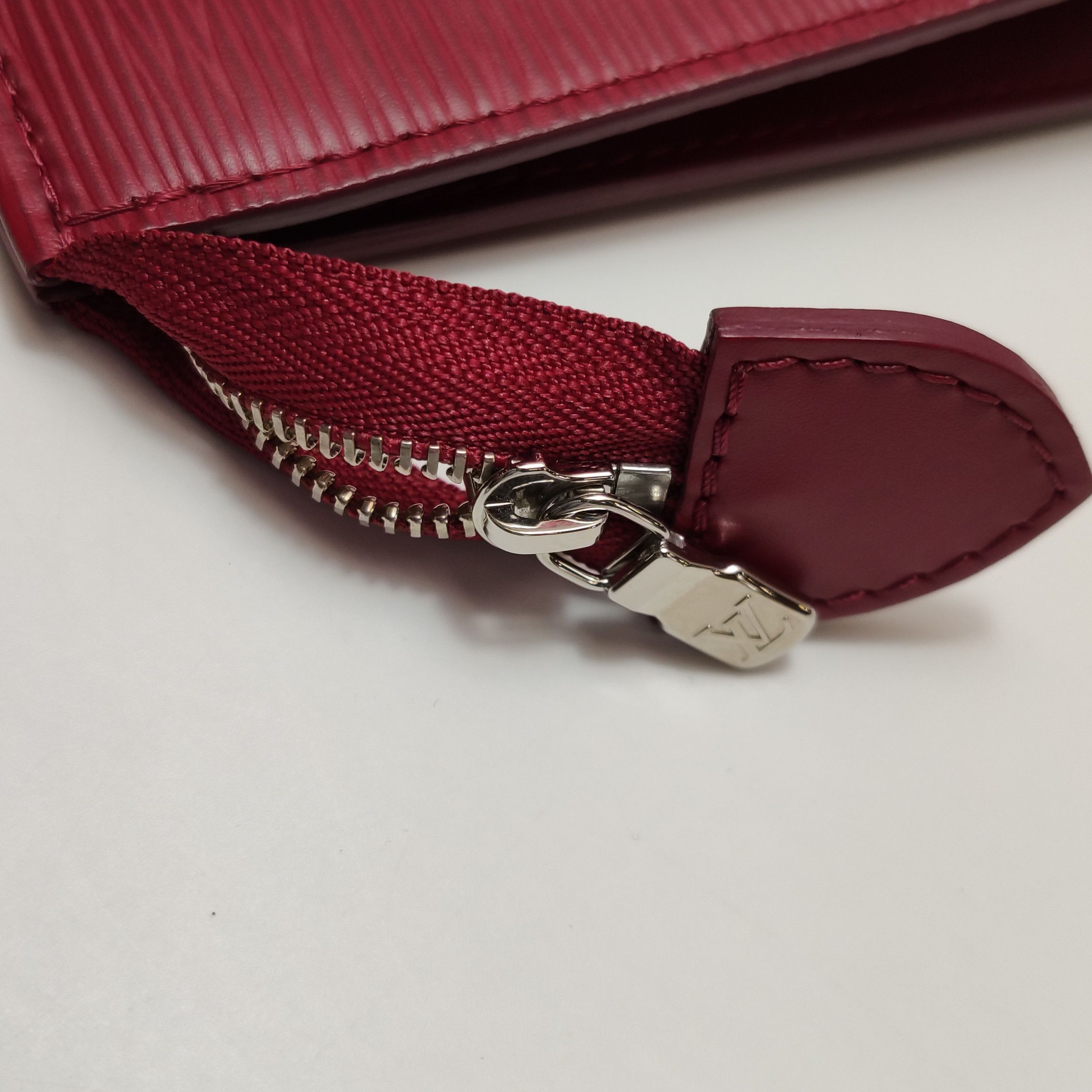 Louis Vuitton Louis Vuitton (LV) toiletry bag 26 cowhide solid color wate Size ONE SIZE - 6 Thumbnail