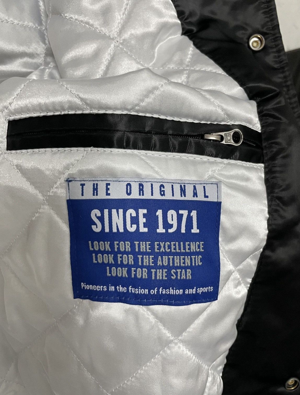 Starter 🔥 Raiders starter Jacket Large also have 3XL & XL if needed Size US L / EU 52-54 / 3 - 4 Thumbnail