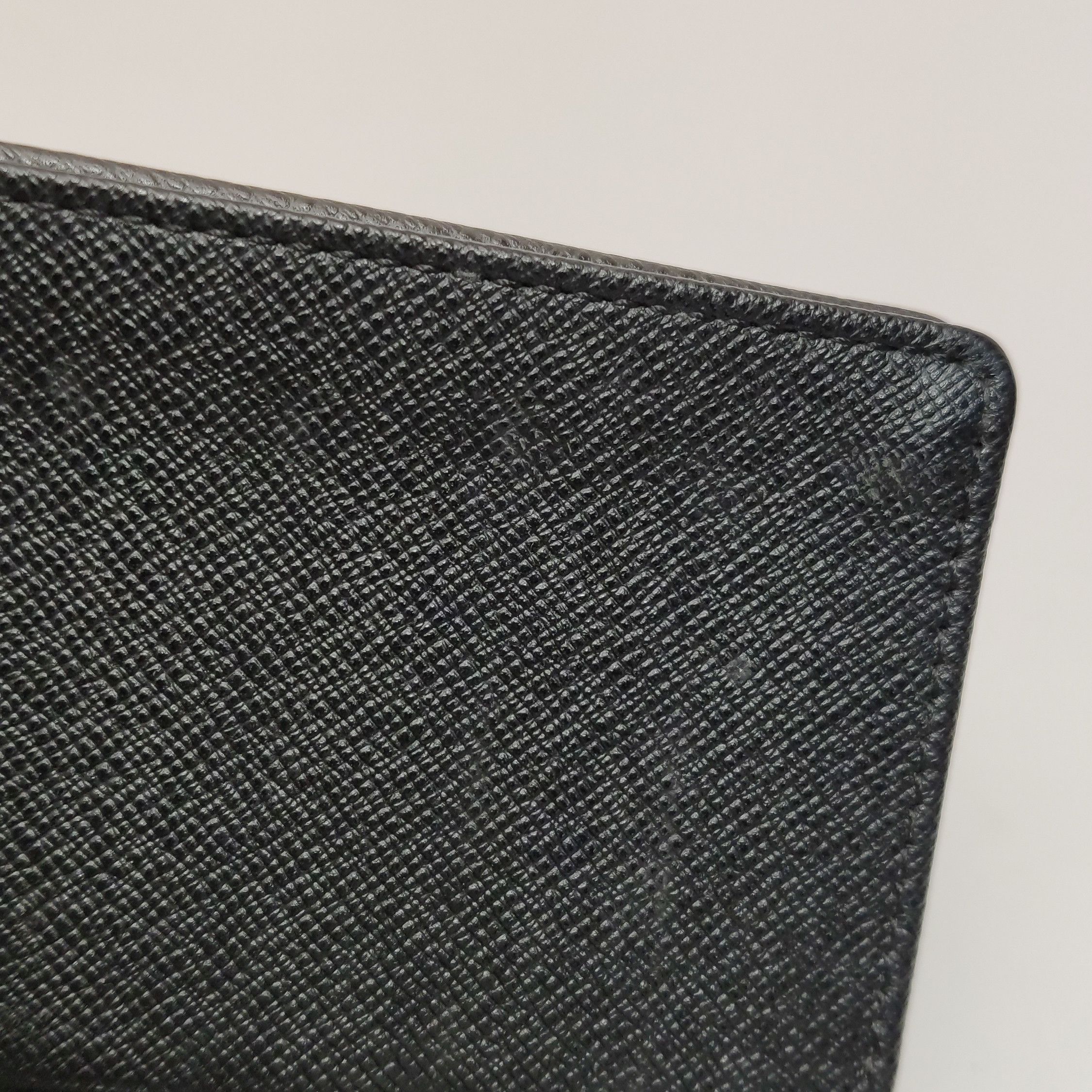 Louis Vuitton Louis Vuitton (LV) Brazza leather solid color bi-fold walle Size ONE SIZE - 3 Thumbnail