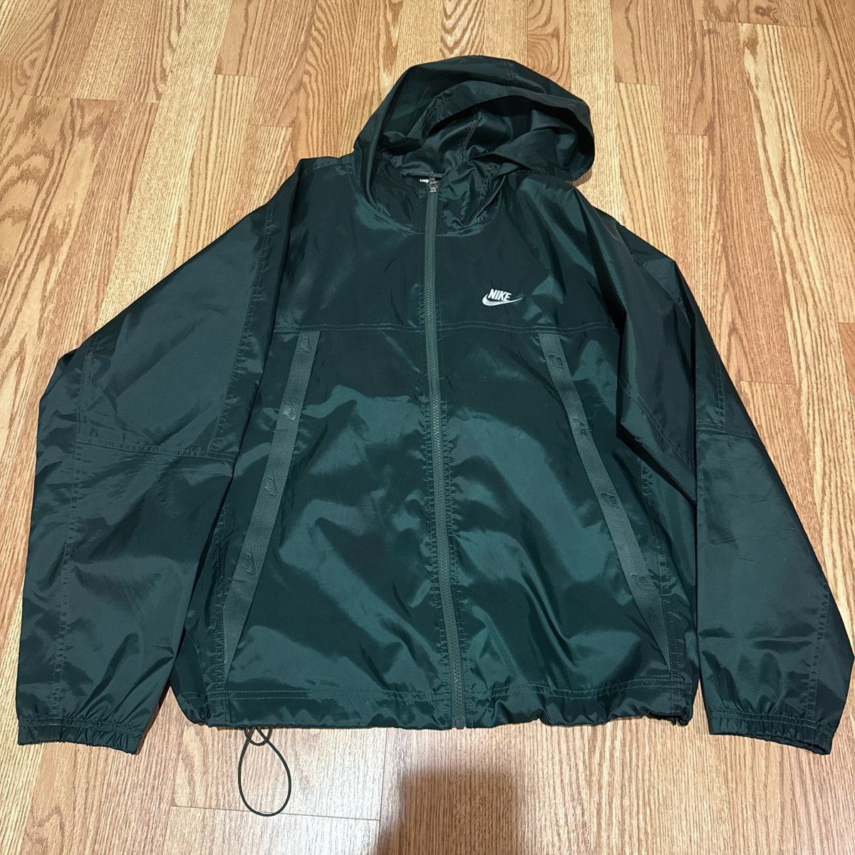 Nike Nike size large pine green windbreaker raincoat Size US L / EU 52-54 / 3 - 1 Thumbnail