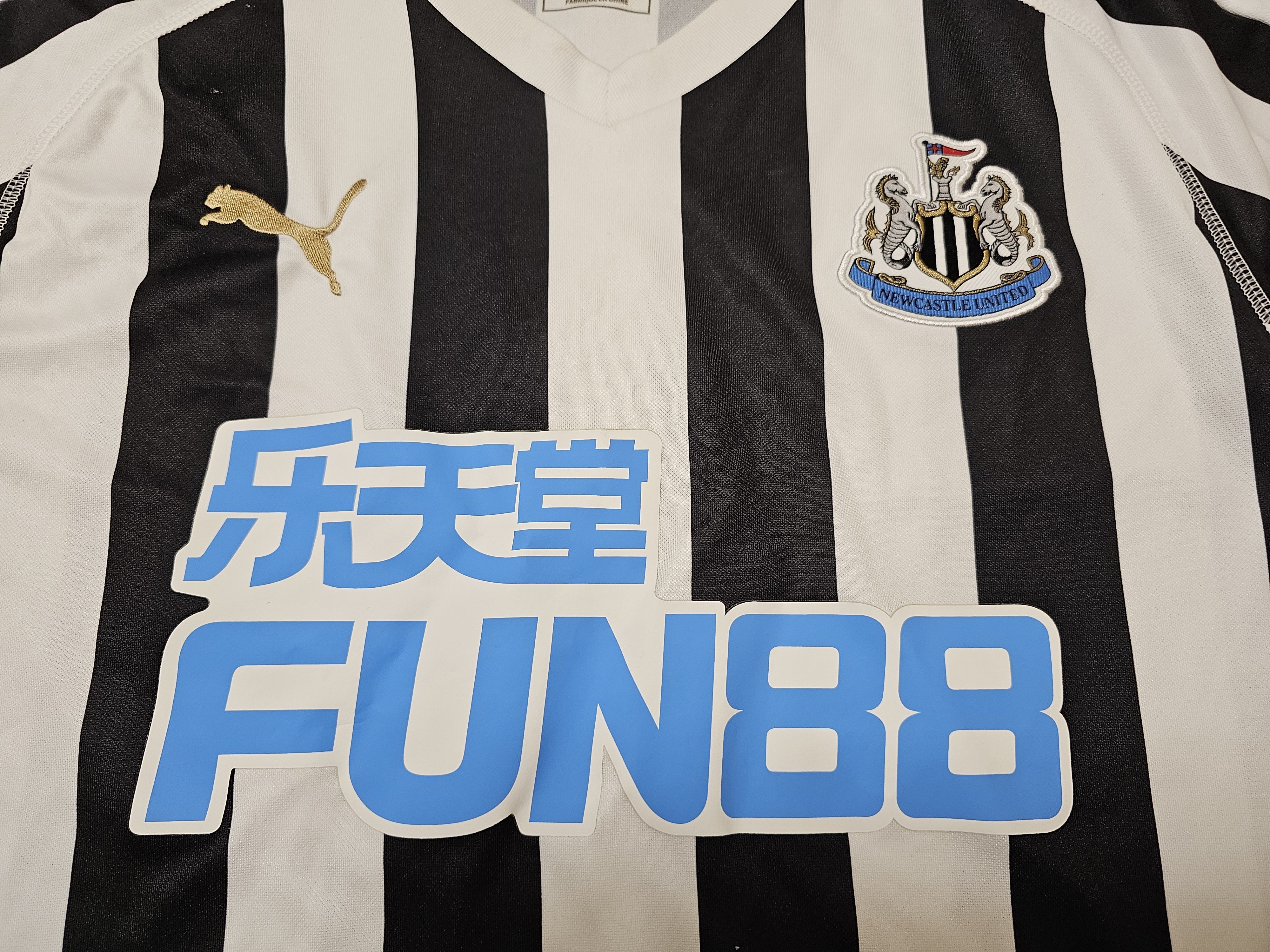 Puma NEWCASTLE UNITED 2018 2019 HOME FOOTBALL SHIRT SOCCER JERSEY Size US XL / EU 56 / 4 - 3 Thumbnail