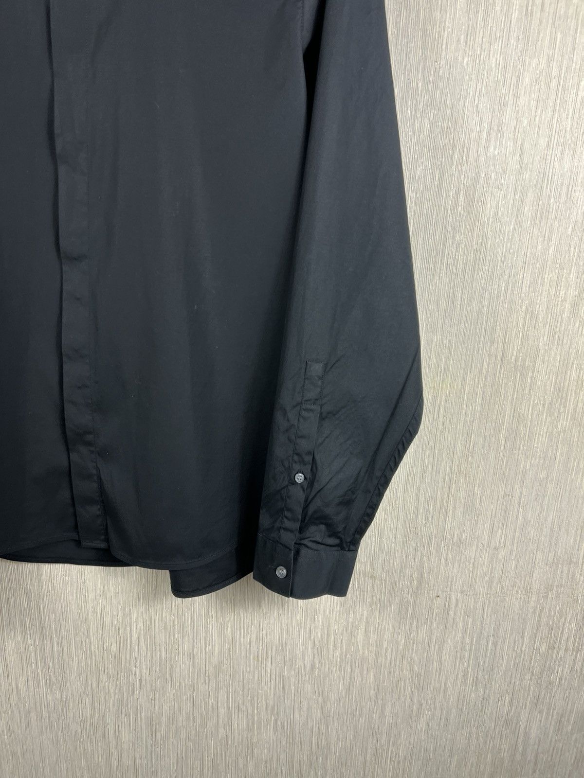Versace Versace x H&M basic black shirt with V gold detail on collar Size US L / EU 52-54 / 3 - 6 Thumbnail