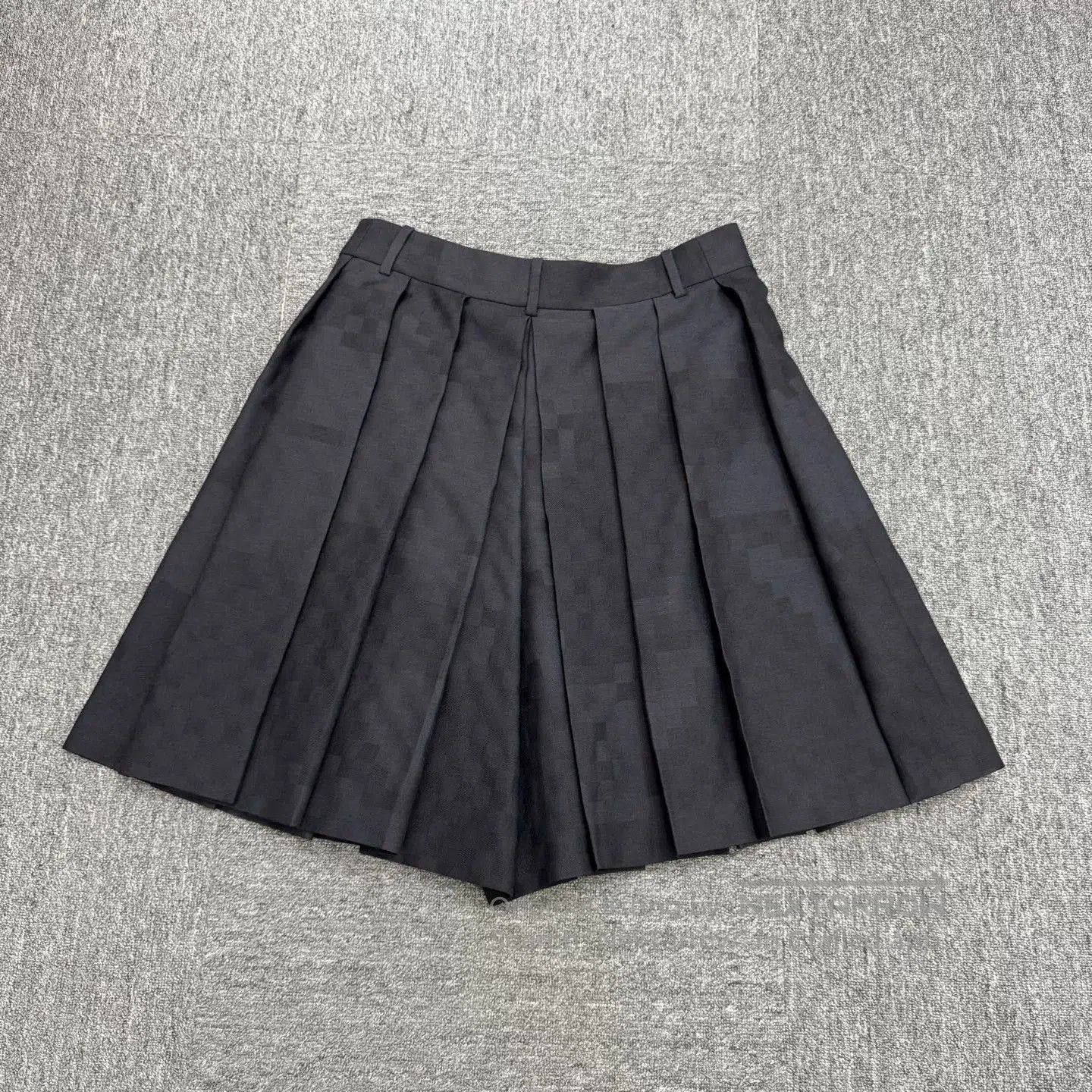Louis Vuitton Louis Vuitton Pharrell Damier Pleated Shorts. Size 41" - 5 Thumbnail