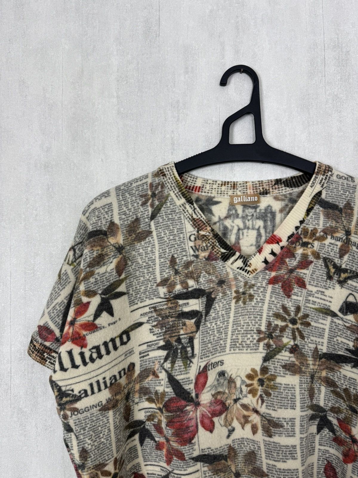 John Galliano John Galliano Newspaper Floral Print V-Neck Wool T-Shirt Size M / US 6-8 / IT 42-44 - 4 Thumbnail