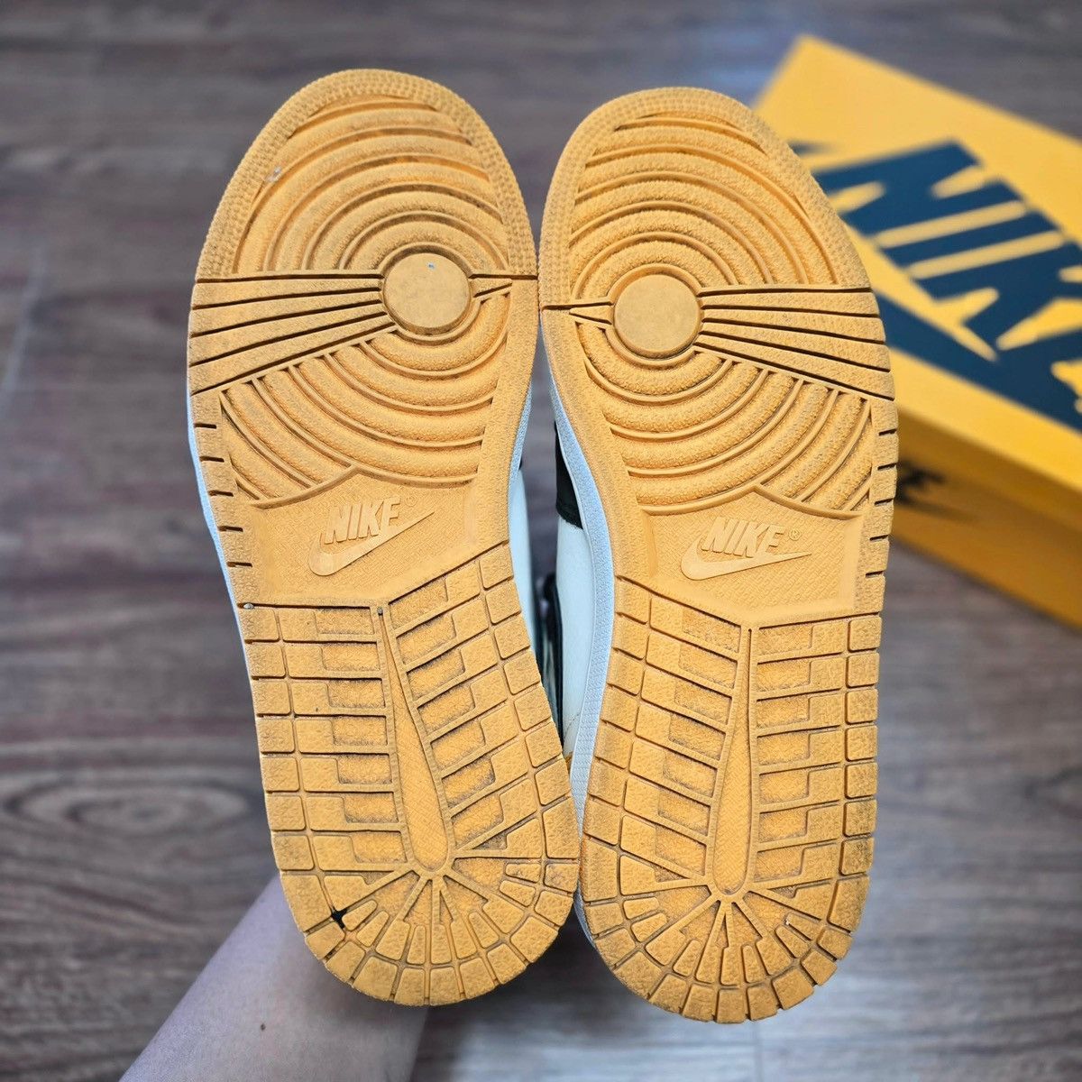 Nike Air Jordan 1 High OG 'Taxi' Size US 9.5 / EU 42-43 - 5 Thumbnail