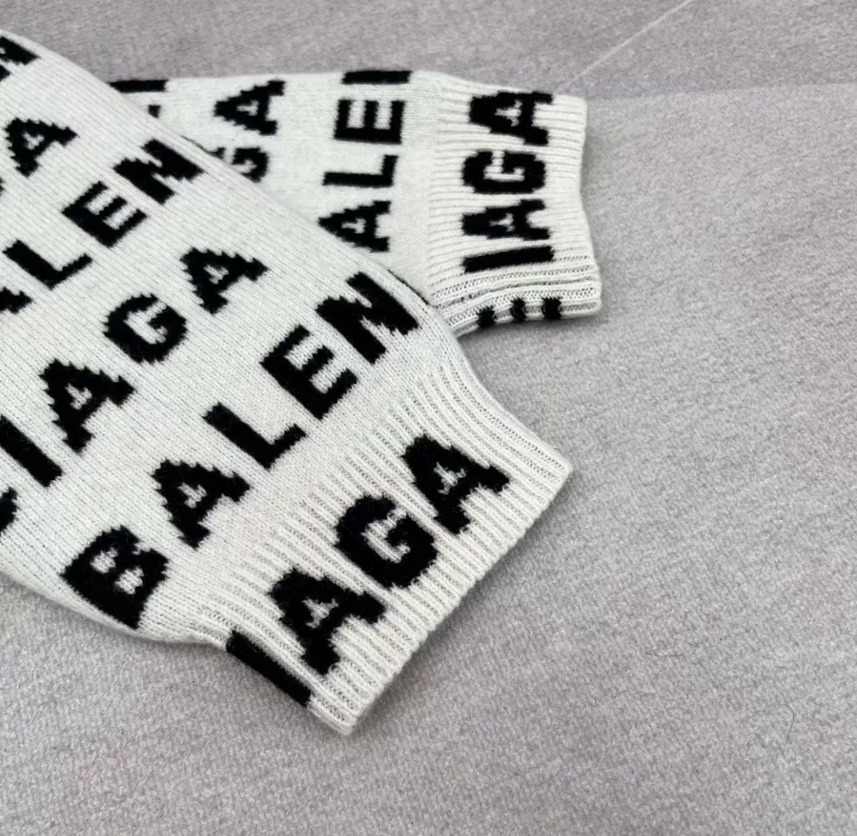 Balenciaga Balenciaga logo round neck long sleeved sweater Size US S / EU 44-46 / 1 - 4 Thumbnail
