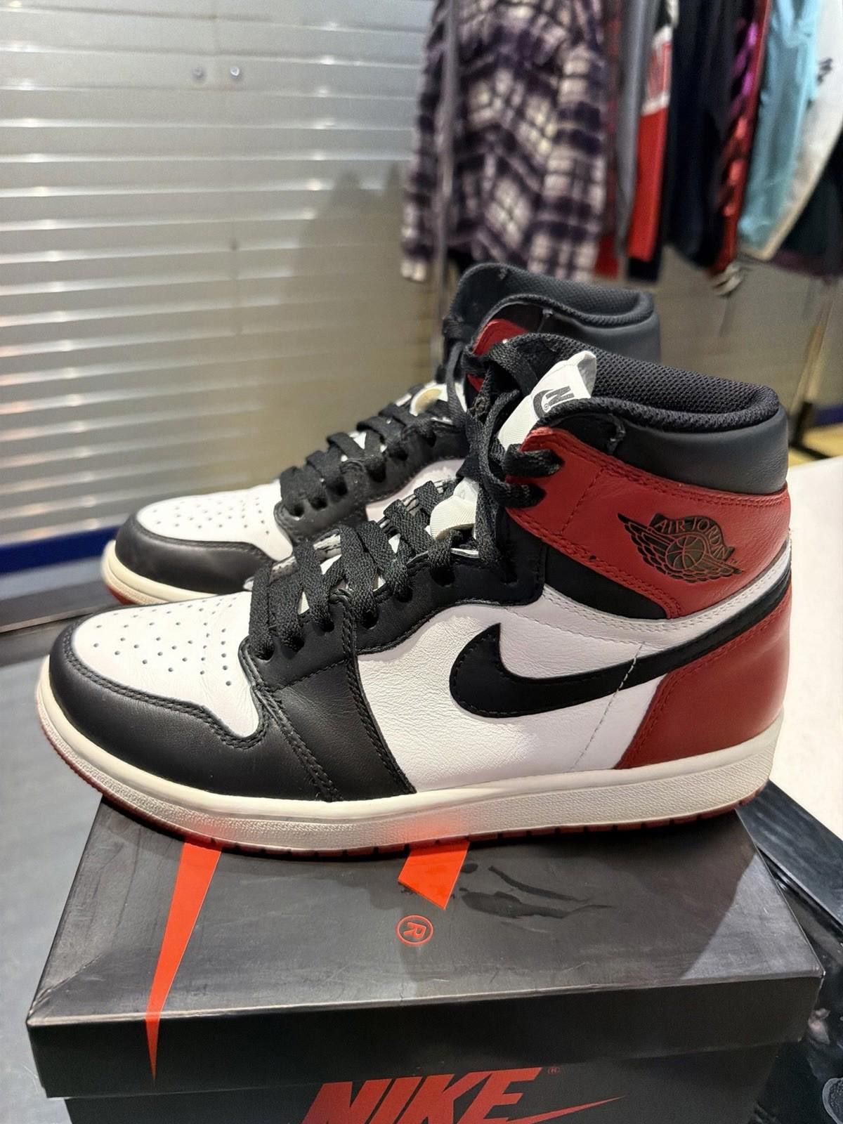 Jordan Brand Nike Air Jordan 1 Retro Black Toe Leather US 8.5 Men's Size US 8.5 / EU 41-42 - 5 Thumbnail