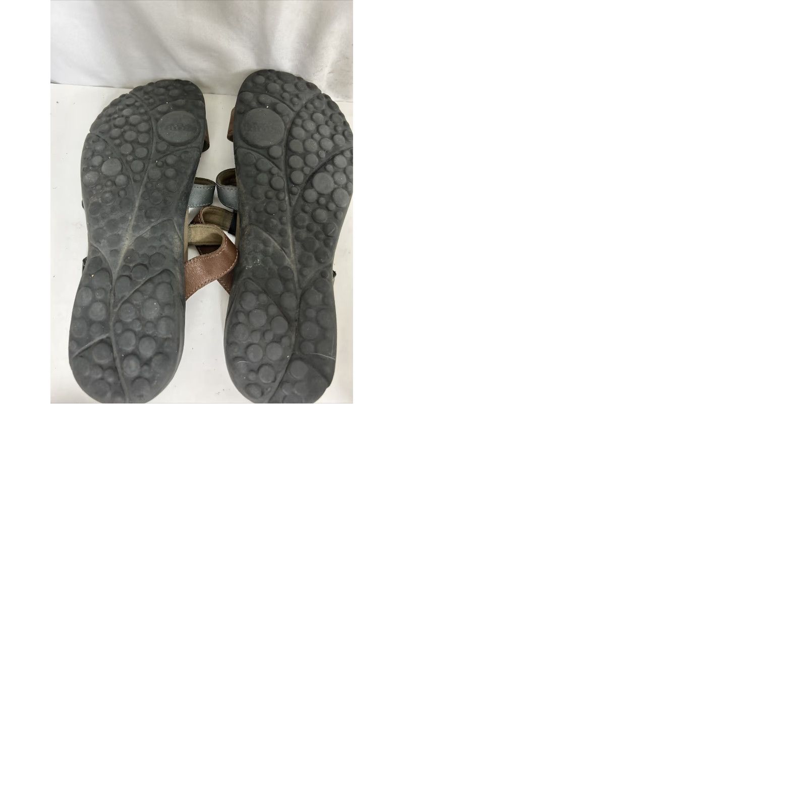 Taos Taos Sandal Women's Size 7 Leather Three Hook Loop Straps Medallions Casual Athleisure Size US 7 / IT 37 - 9 Thumbnail