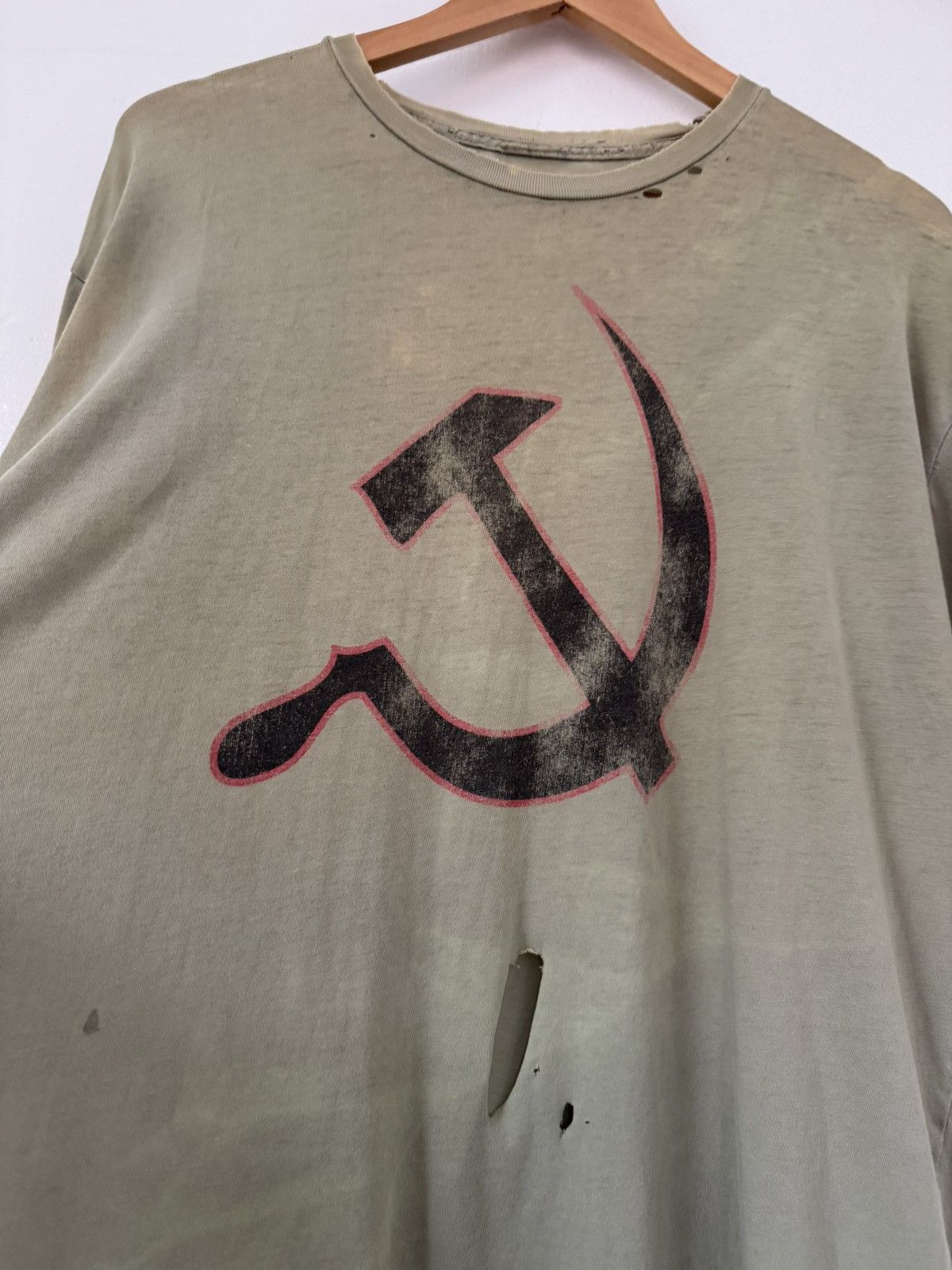 Vintage Paper Thin Distressed Communist Hammer & Sickle T-Shirt Size US L / EU 52-54 / 3 - 2 Thumbnail