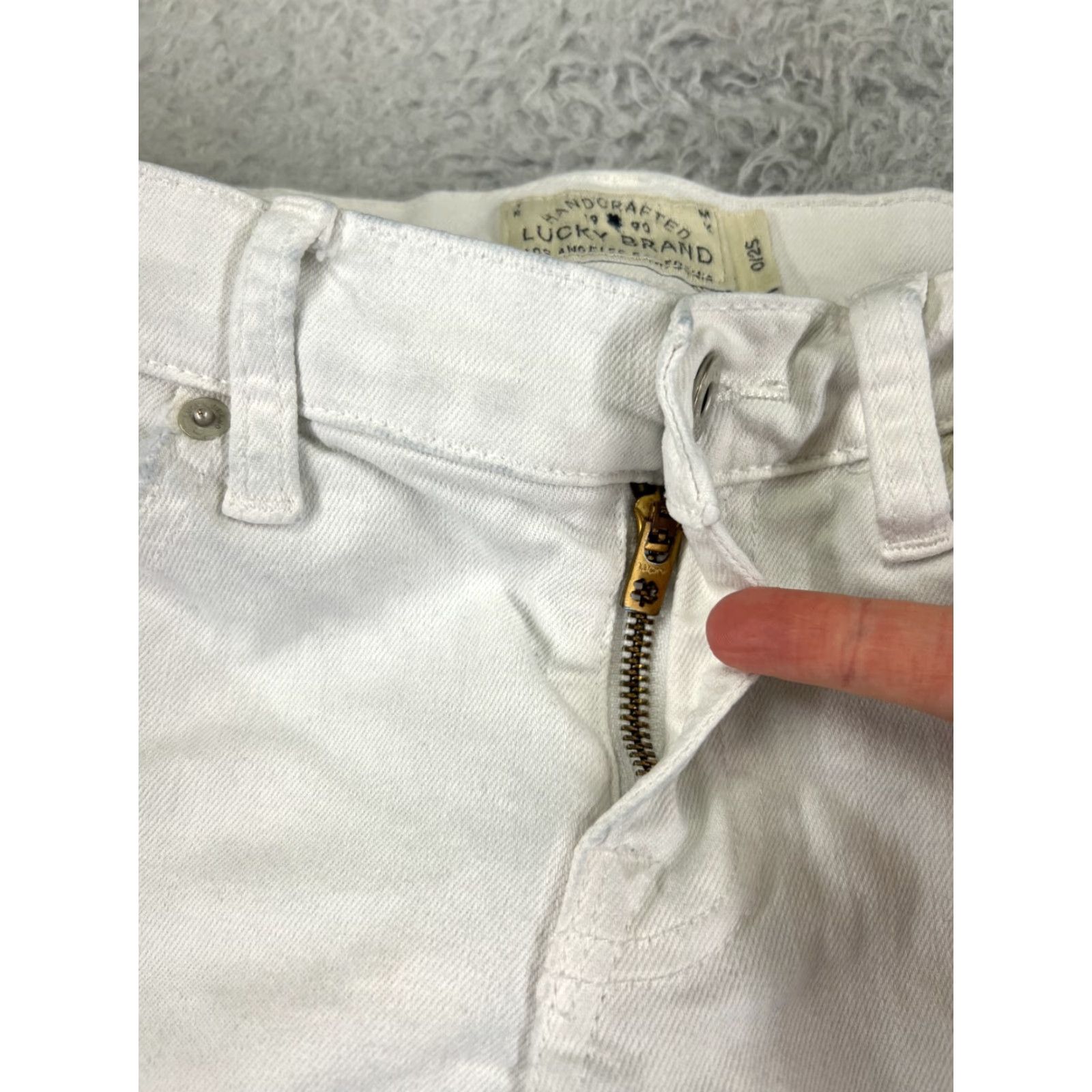 Denime VINTAGE? No, not vintage. Lucky Brand Jeans White Denim Slim Boyfriend Distressed 0 Women’s 27 Inseam 5-Pocket Zip Fly Medium Wash Cotton Blend Size 25" / US 0 / IT 36 - 5 Thumbnail
