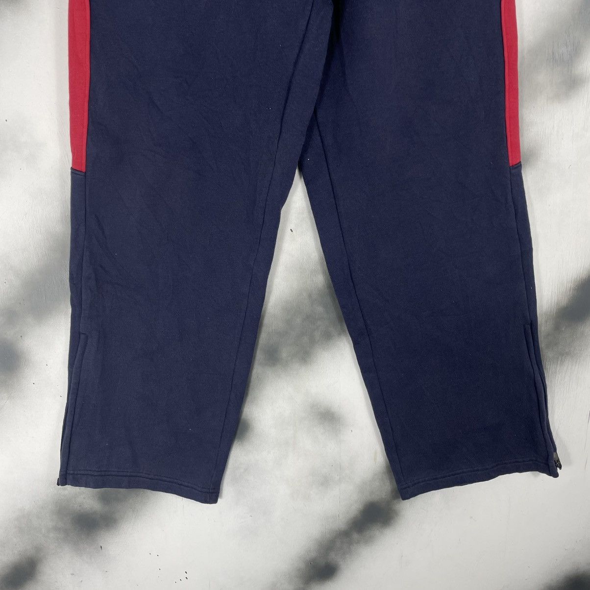 Umbro × Vintage VINTAGE UMBRO ENGLAND THREE LIONS SWEATPANTS Size US 30 / EU 46 - 4 Thumbnail