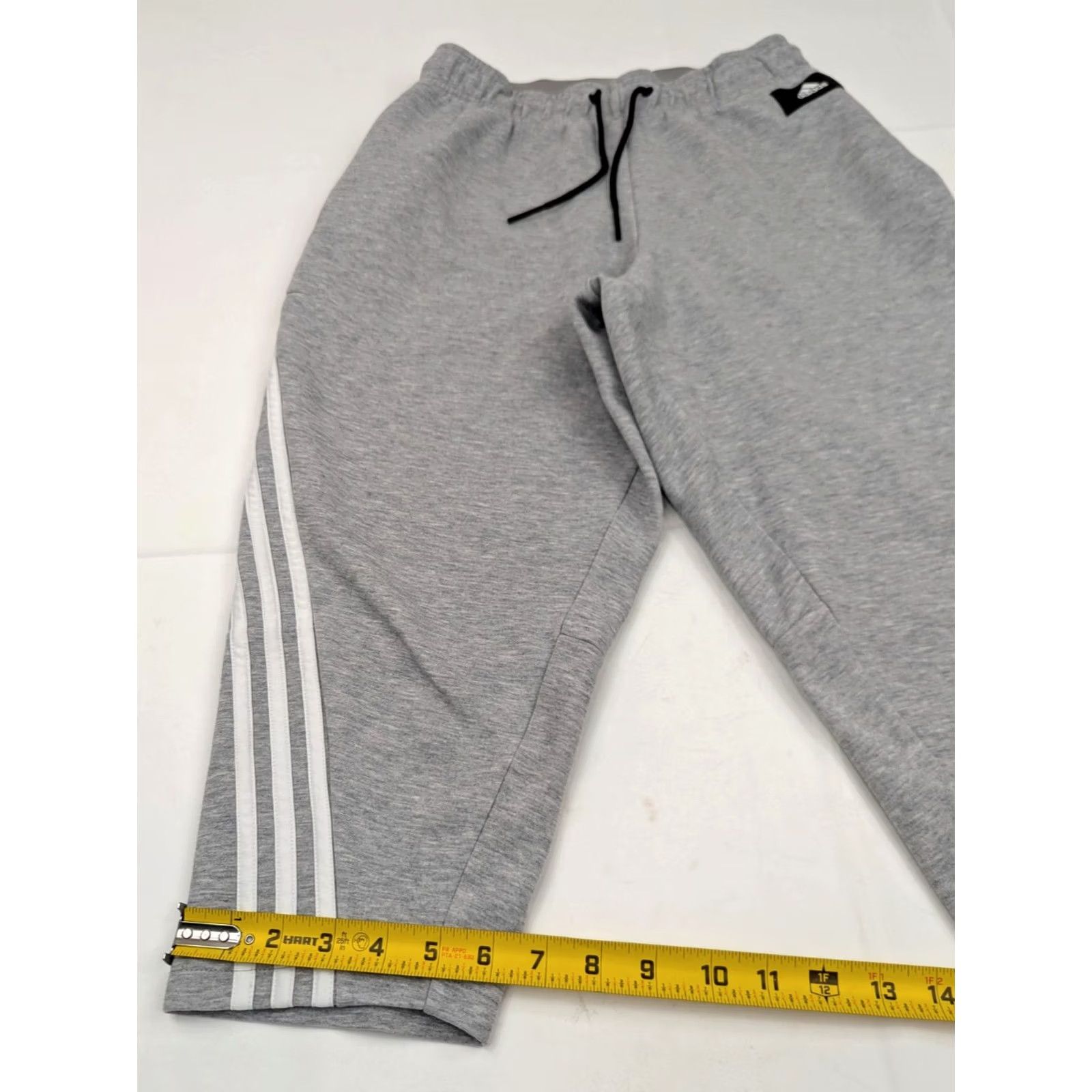 Adidas Adidas Multisport Cropped Sweat Pants Women XS Regular 28in Gray Three Stripe Heather Gray Sport Athleisure Modern Casual Pants Women XS Streetwear Size 40" / US 18 - 3 Thumbnail