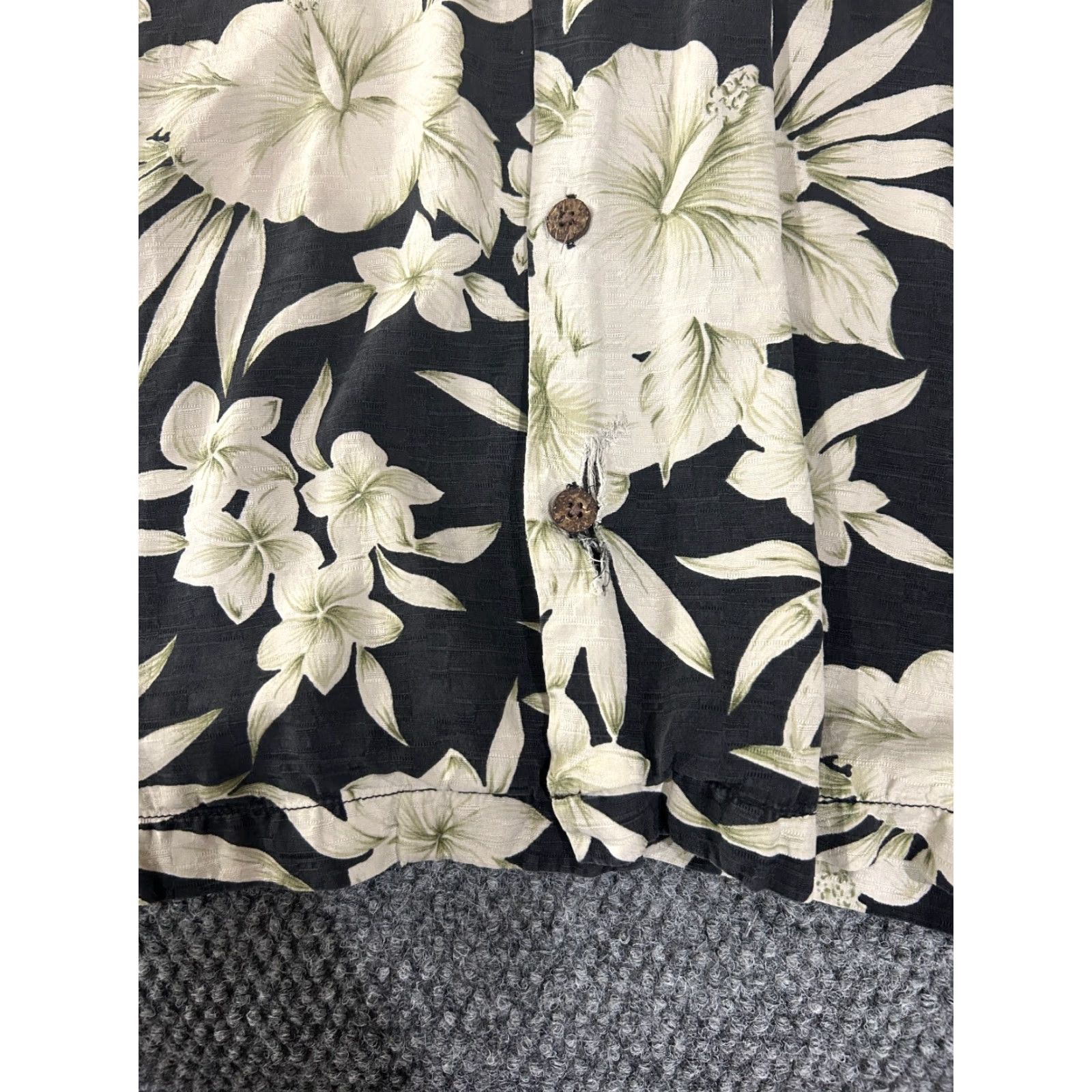 Tommy Bahama Tommy Bahama Hawaiian Shirt Mens Medium Black Cream Floral Silk Camp Vacation Button-Up Short Sleeve, M, Black, Floral, Silk, Tom… Size US M / EU 48-50 / 2 - 3 Thumbnail
