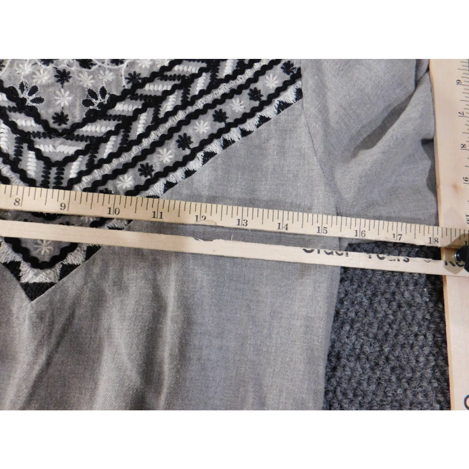 Zara Zara Womens Sweater Small Gray Crew Neck Pullover Raglan Sleeve Embroidered Floral Geometric Knit 2-Color Size S / US 4 / IT 40 - 6 Thumbnail