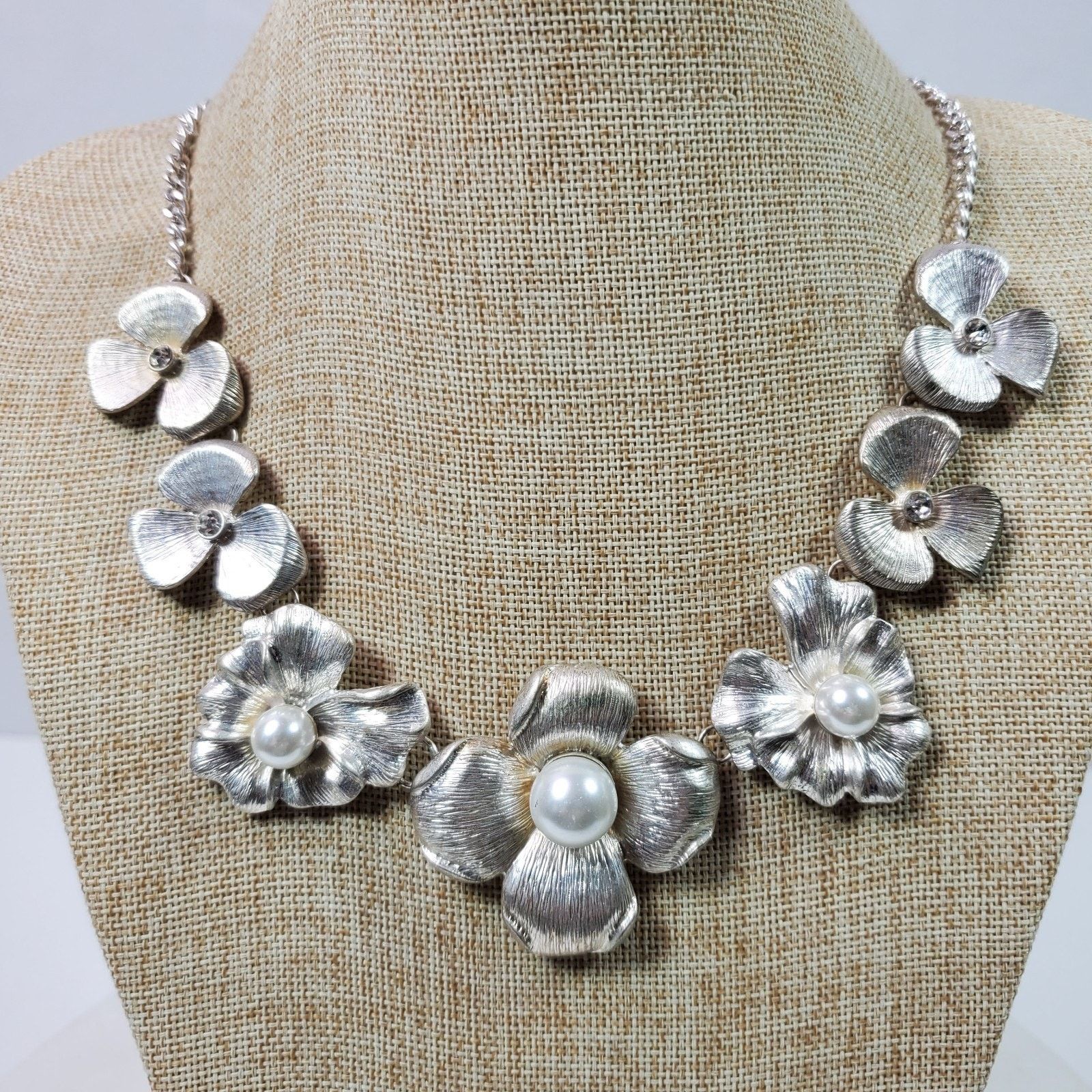 The Unbranded Brand Casual Career Flower Necklace 20 Inch Silver Tone Beaded Size ONE SIZE - 1 Thumbnail