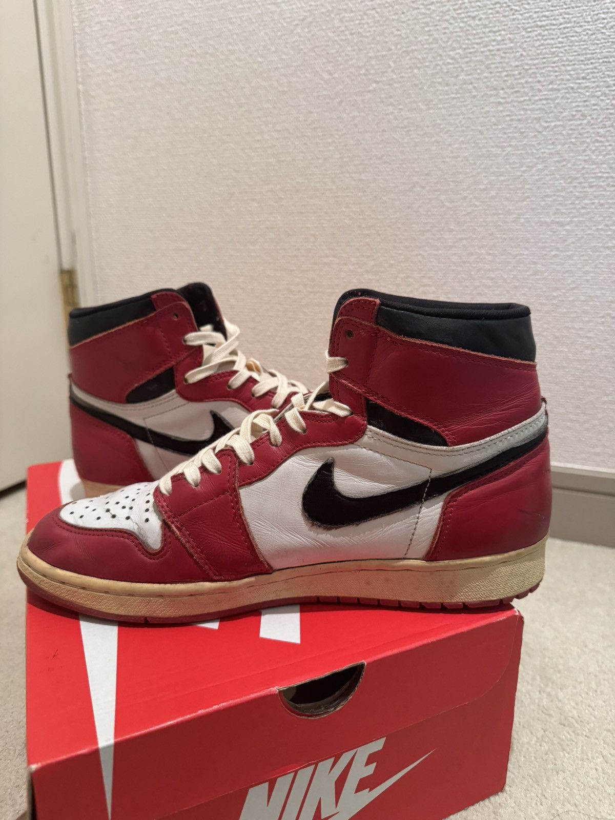 Jordan Brand very rare Nike Air Jordan 1 Retro High "Chicago" (1994) Size US 10 / EU 43 - 5 Thumbnail