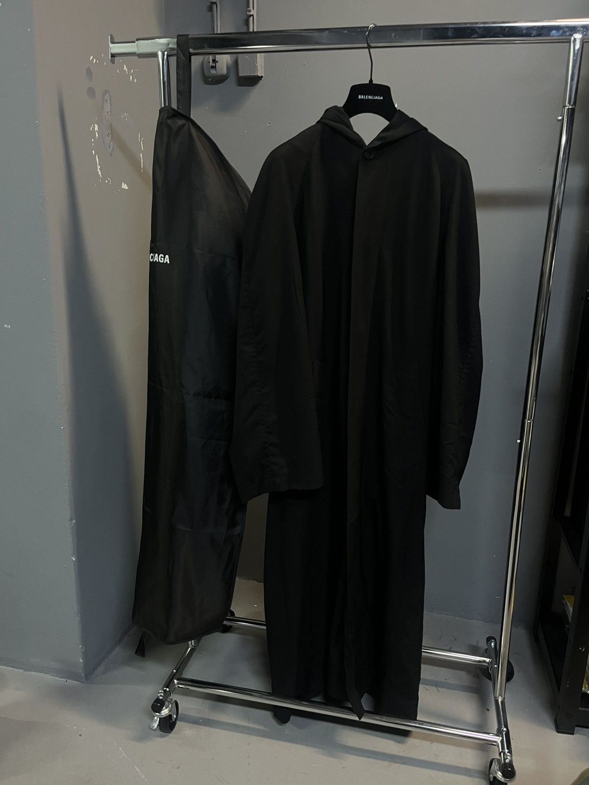 Balenciaga BALENCIAGA SUMMER 24 LA SHOW RAGLAN HOODED COAT Size US L / EU 52-54 / 3 - 3 Thumbnail