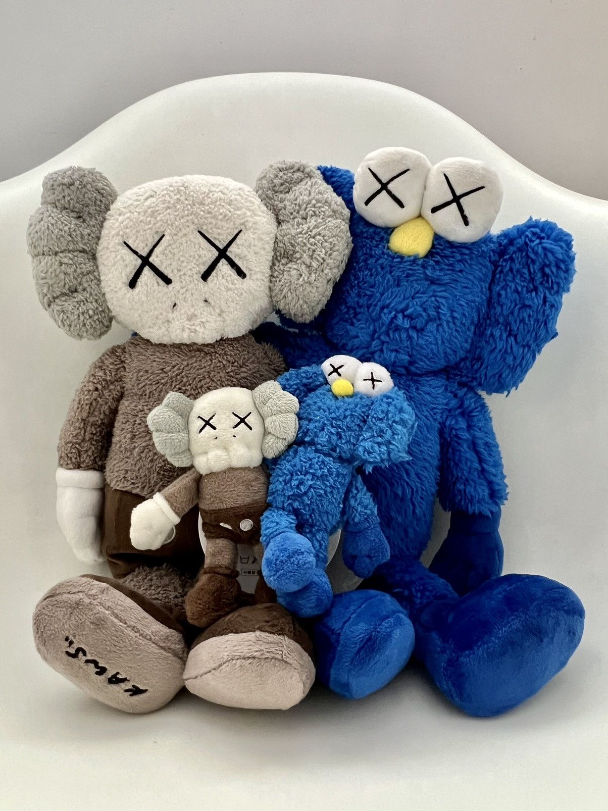 Kaws Kaws Seeing/watching Plush Size ONE SIZE - 2 Thumbnail