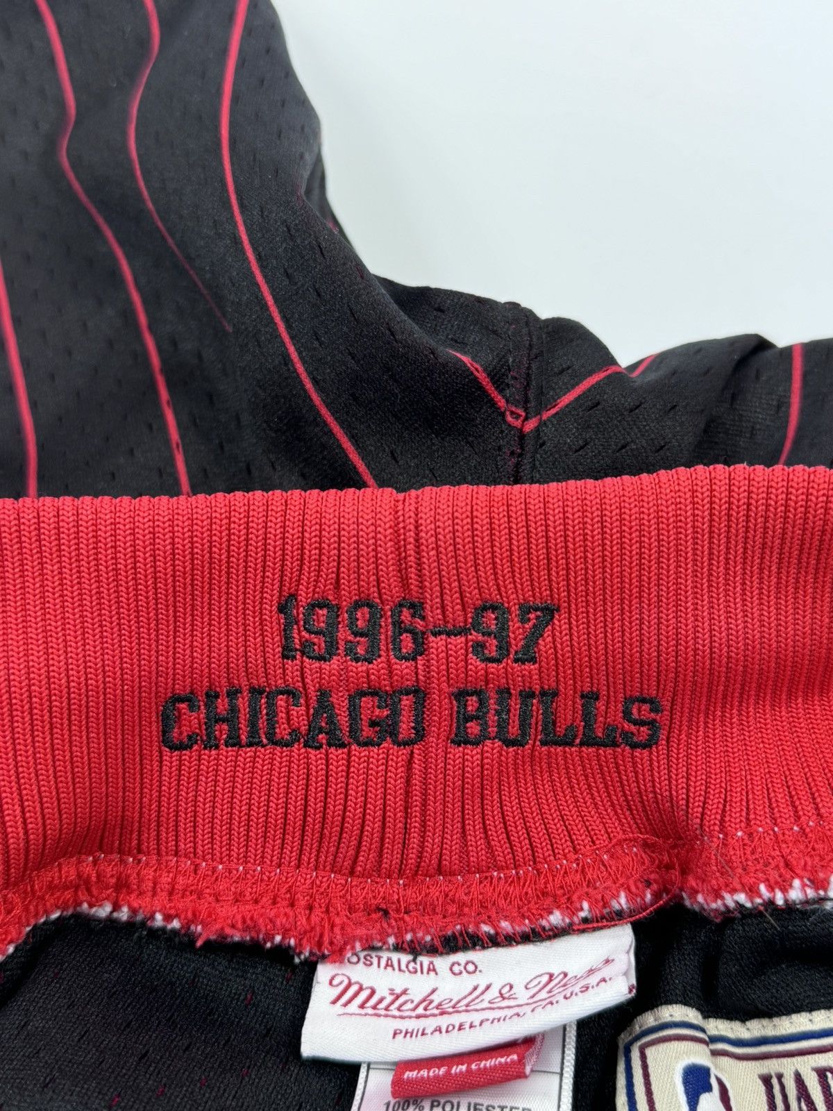 Mitchell & Ness LOGO NBA CHICAGO BULLS BASKETBALL SHORTS Size US 32 / EU 48 - 5 Thumbnail