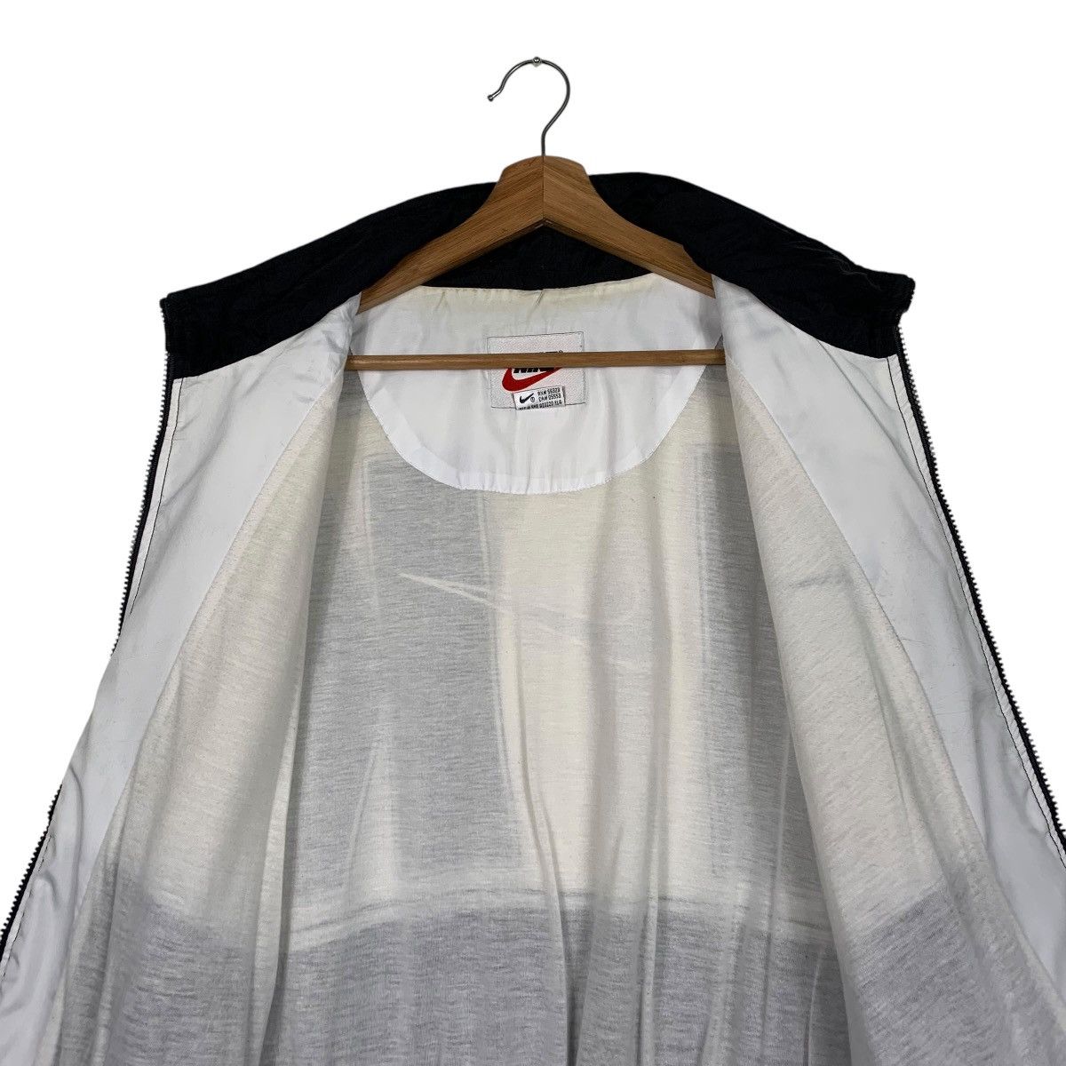 Nike Vintage Nike Big Logo Swoosh Windbreaker Jacket Size US L / EU 52-54 / 3 - 12 Thumbnail