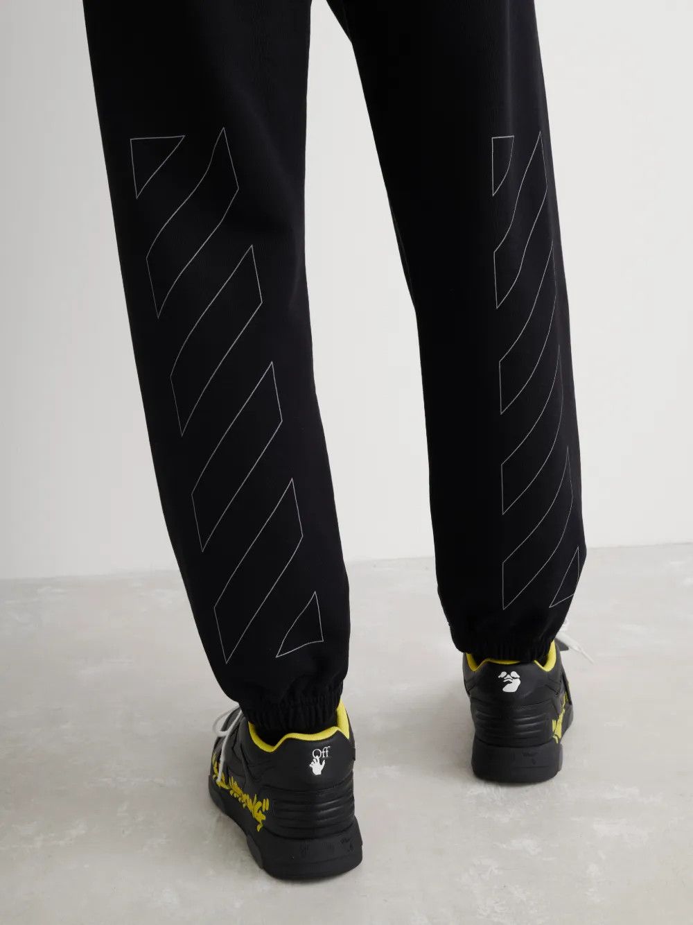 Off-White o1gr1nt0425 Diag Outline Shorten Sweatpant in Black Size US 32 / EU 48 - 5 Thumbnail