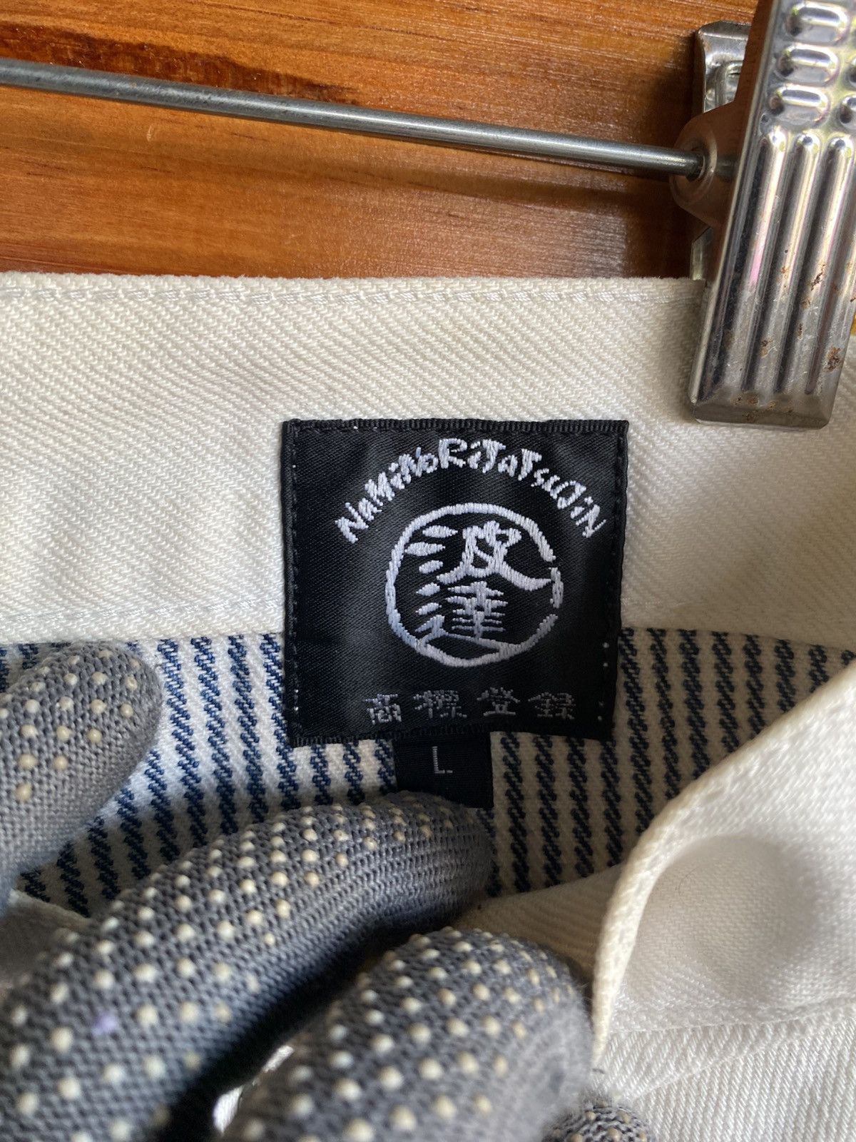 Japanese Brand Namitatsu Japanese Embroidered Koi Fish White Denim Shorts Size US 31 - 9 Thumbnail